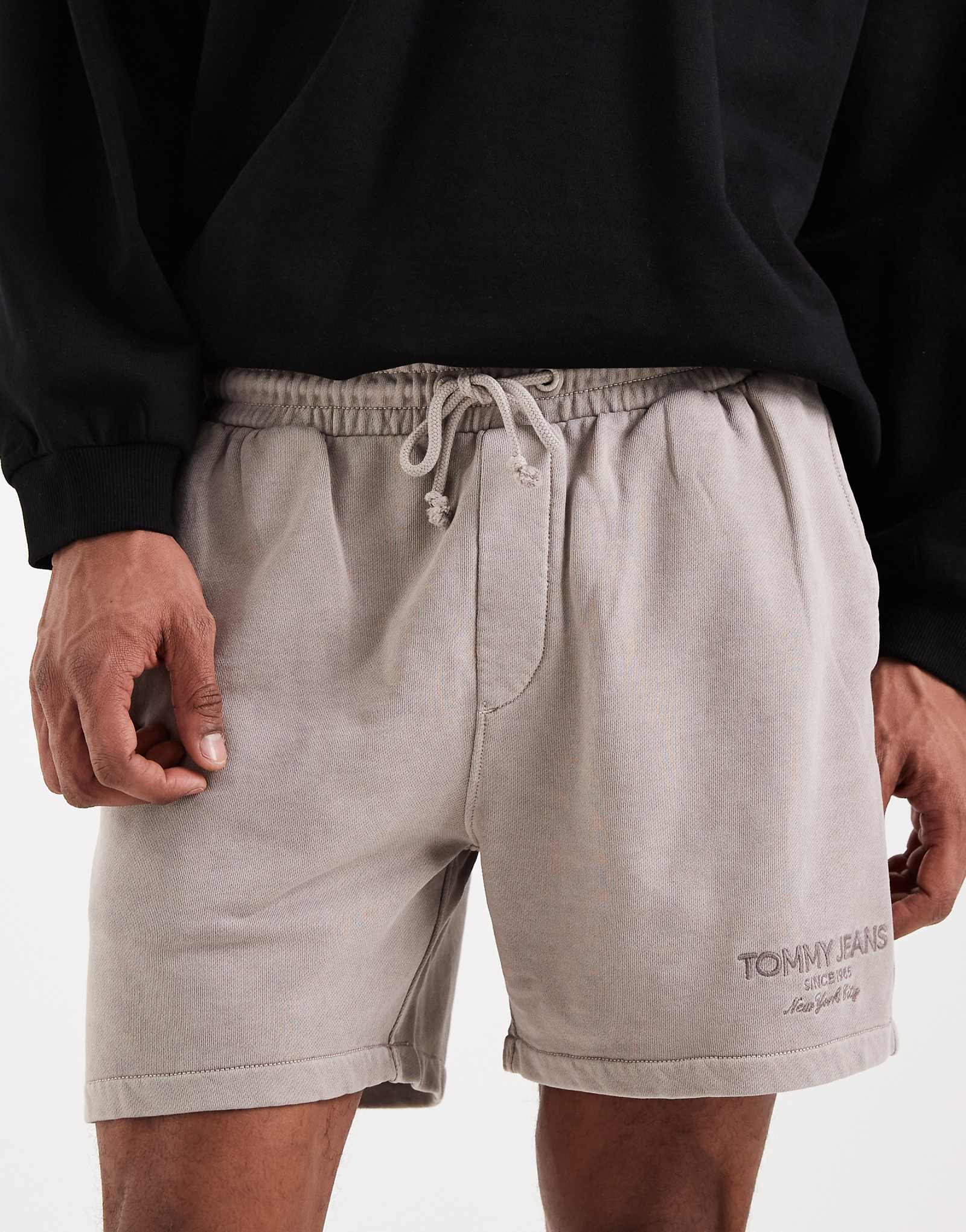 Tommy Jeans new classics shorts in stone stone 17090₽