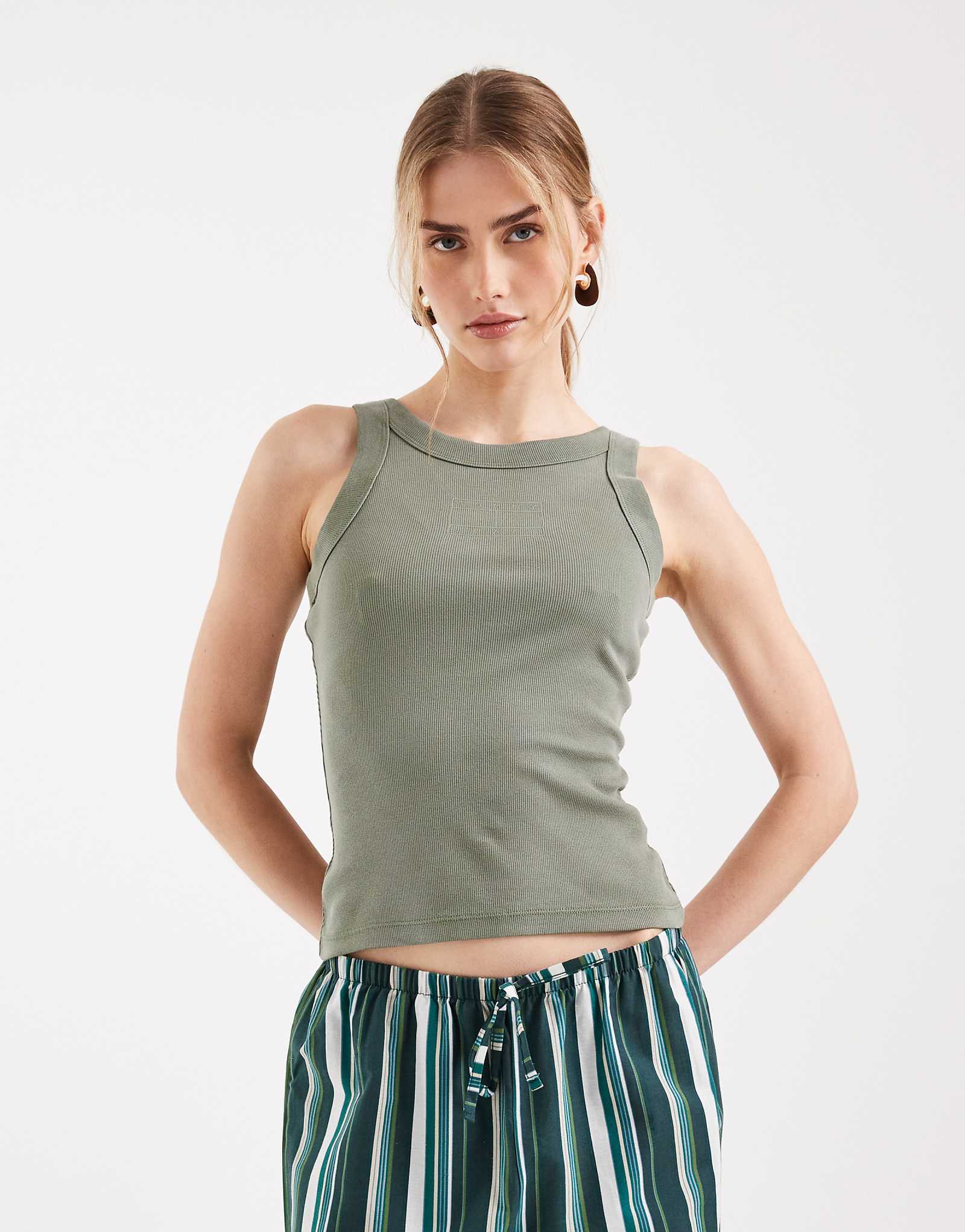 Tommy Jeans tonal flag logo slim fit tank top in khaki bay leaf 9890₽