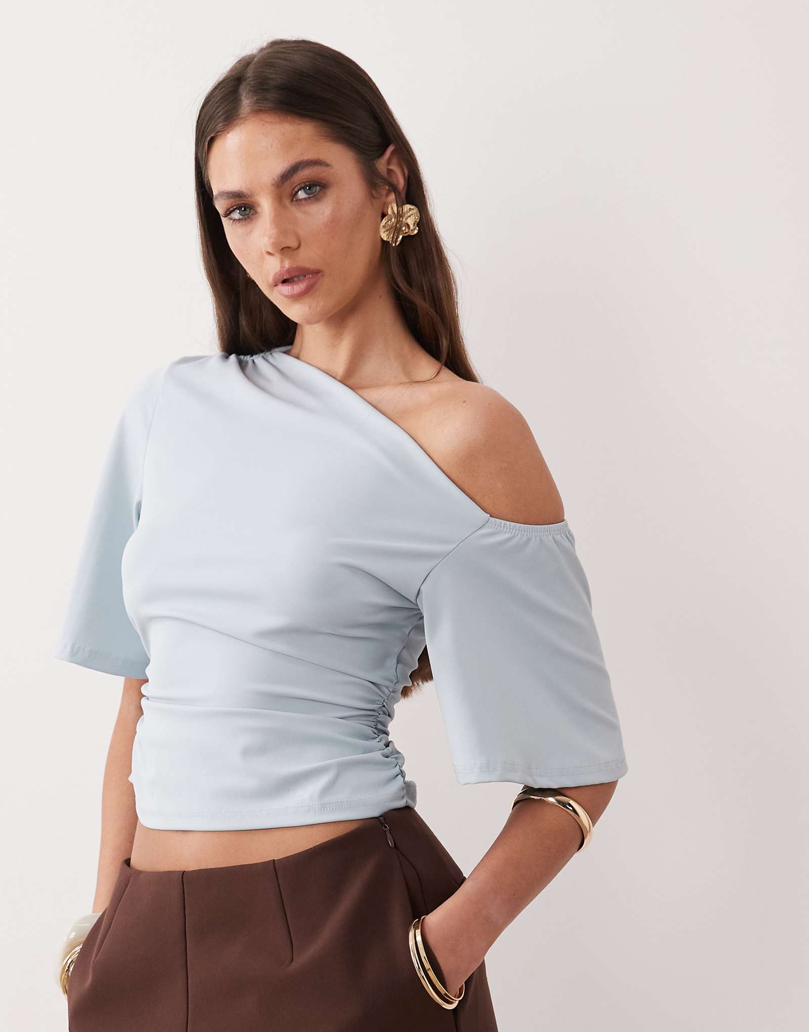 The Frolic exclusive slinky asymmetric off shoulder ruched side top in baby blue blue 6790₽