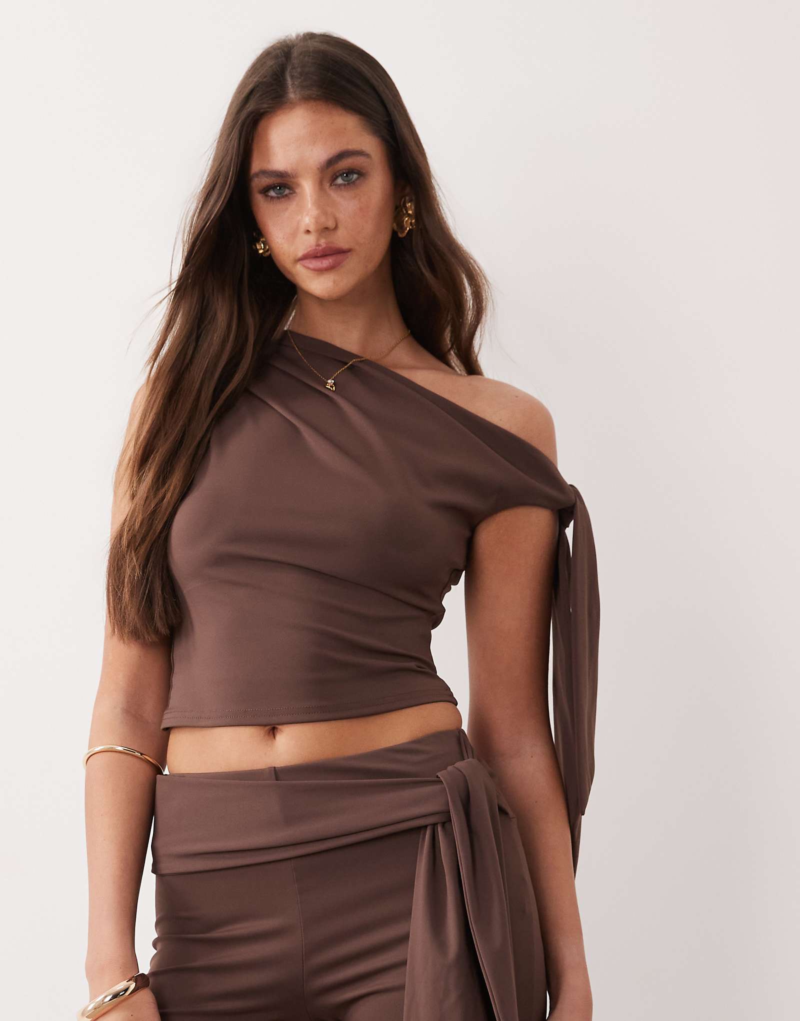 The Frolic exclusive slinky asymmetric shoulder drape side top in chocolate - part of a set chocolate 10090₽