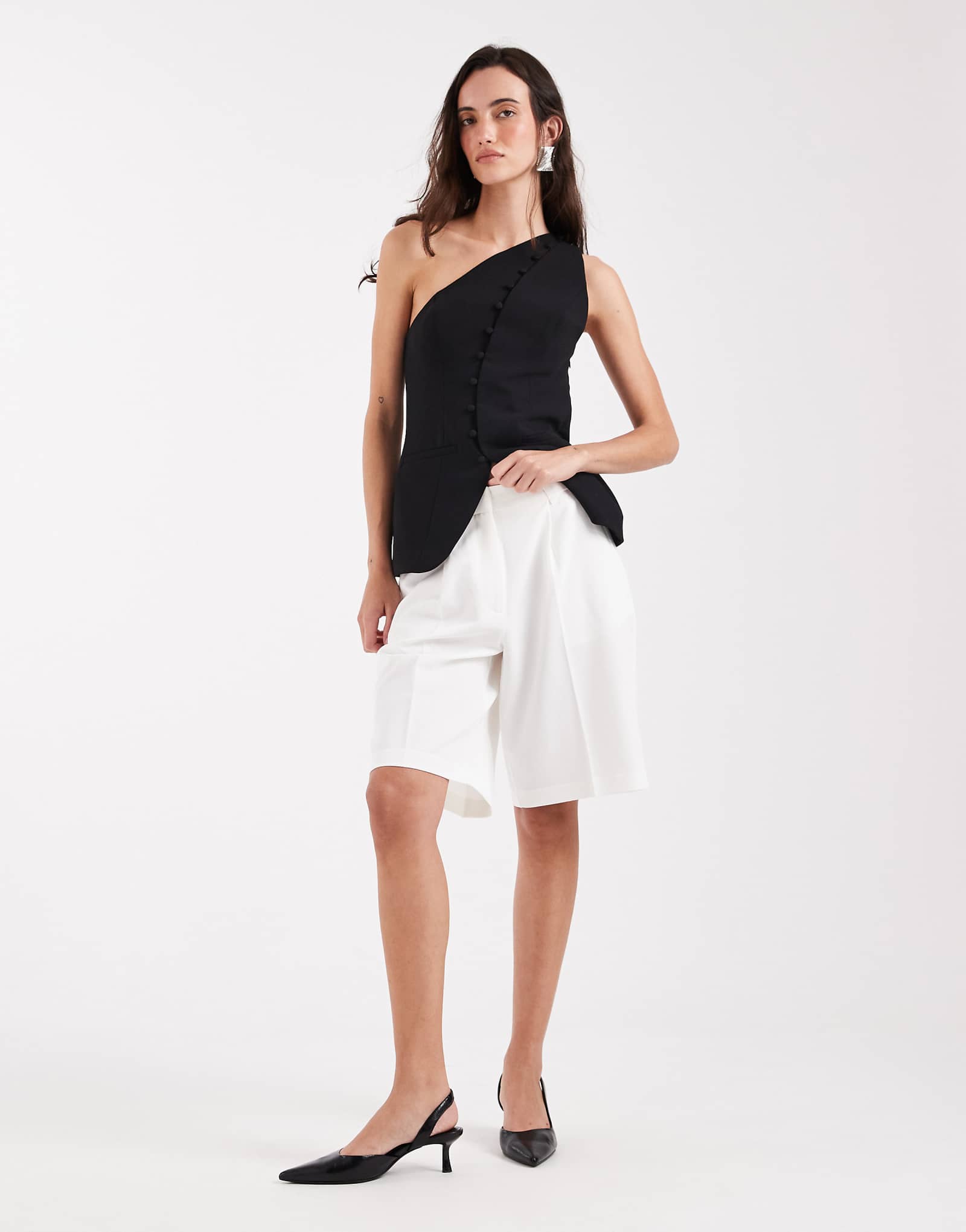 AWARE pleated front tailored shorts in white snow white 13590₽