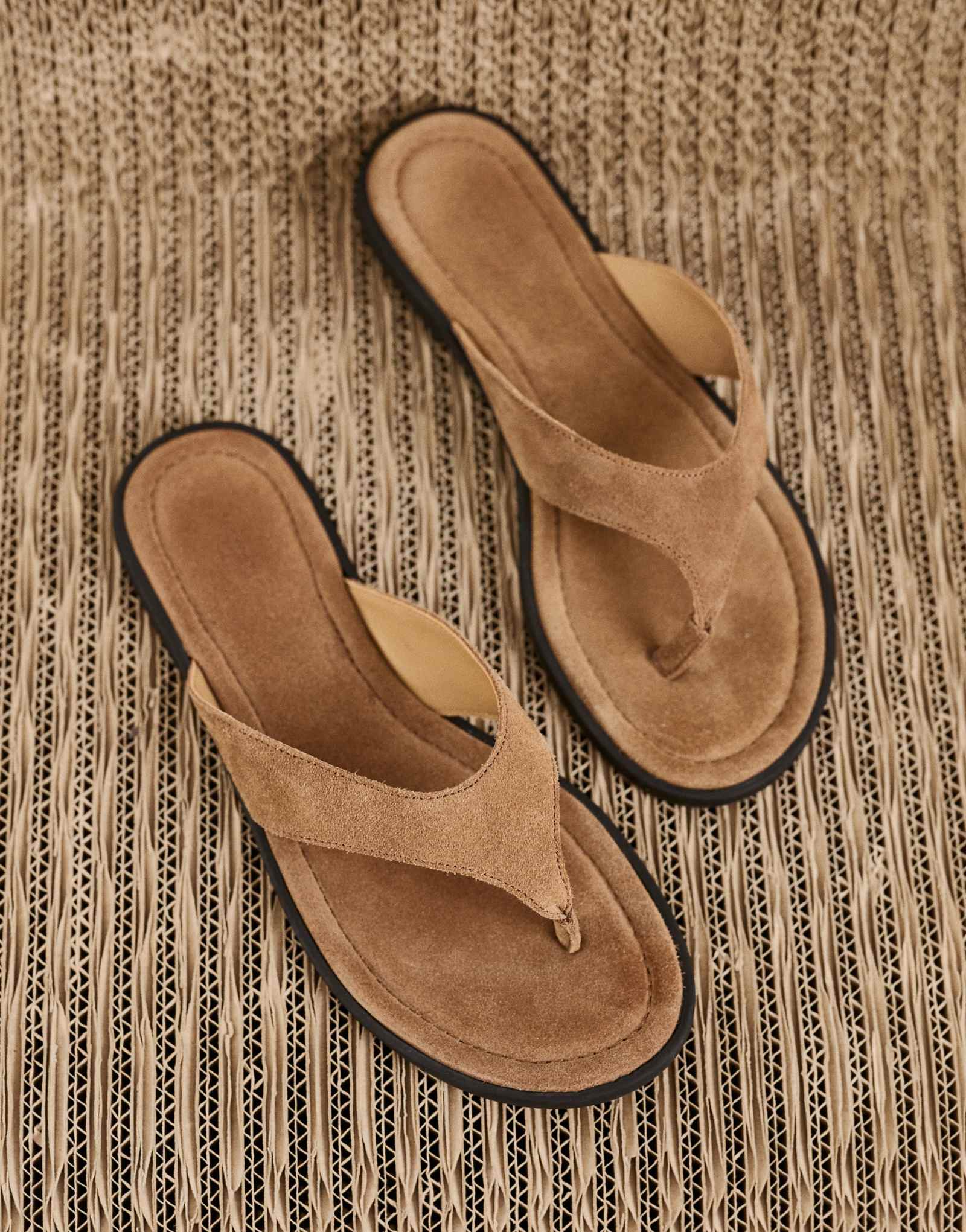 Vagabond Zaida suede flip flops in sand sand 19390₽