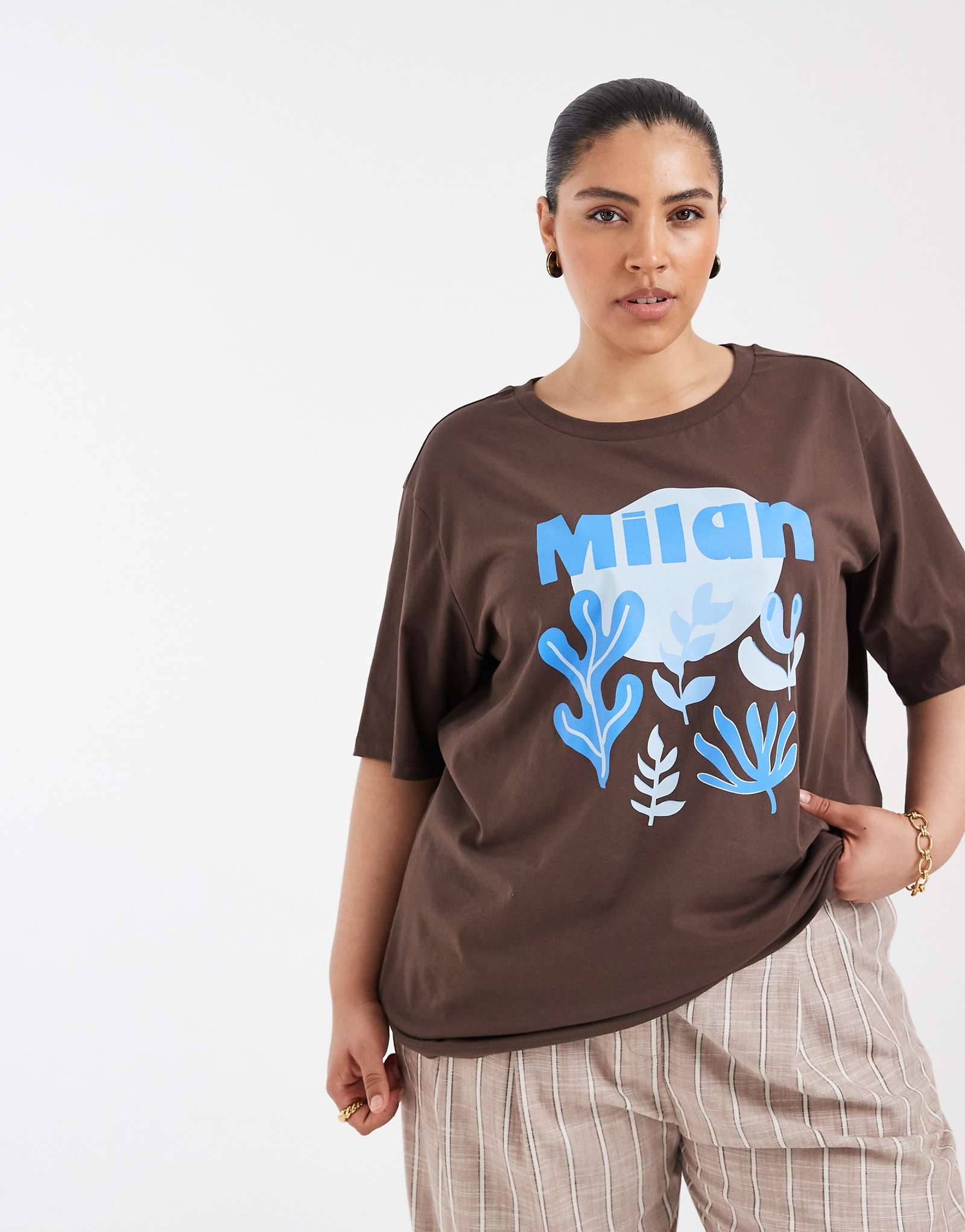ONLY Curve Milan graphic oversized fit T-shirt in brown chocolate torte 6990₽