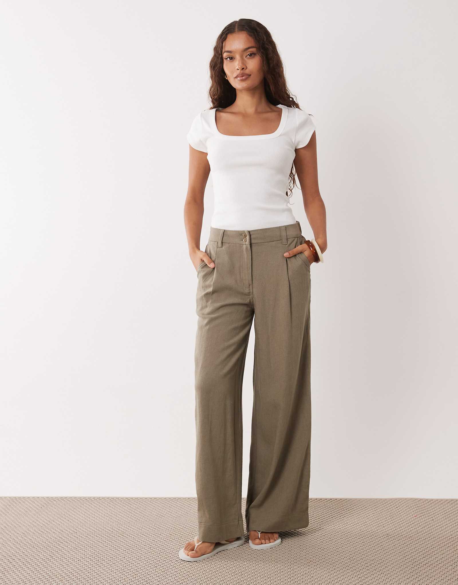 ASOS DESIGN Petite linen blend wide leg pants with pleated detailing in khaki khaki 9690₽