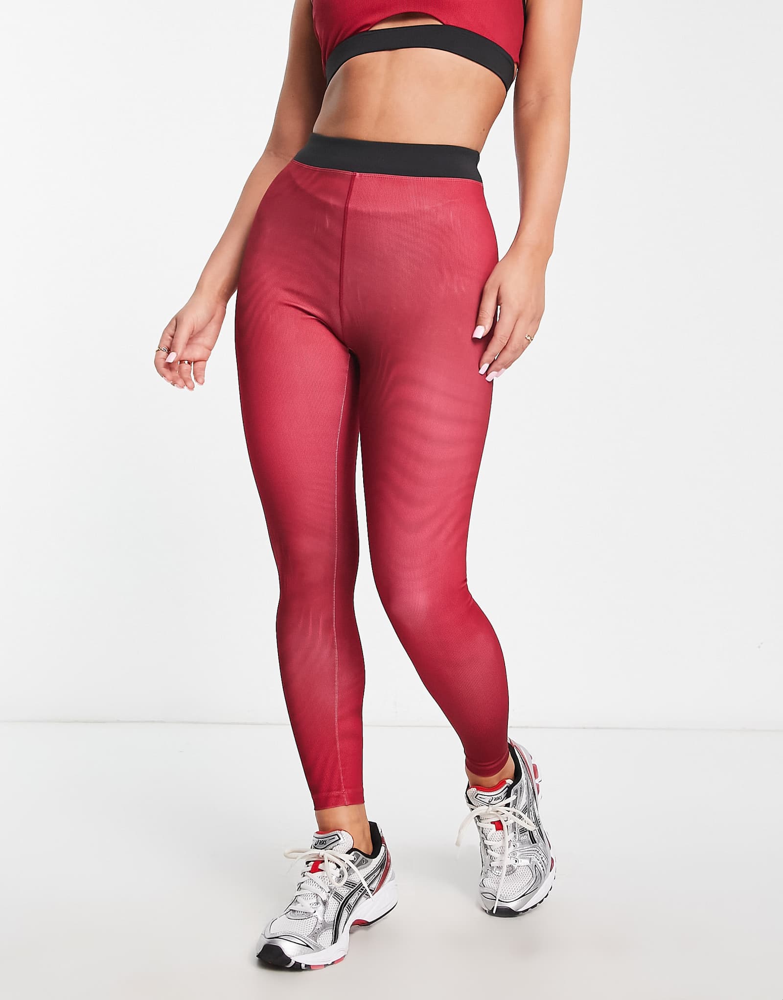HIIT leggings in oil slick print 2890₽