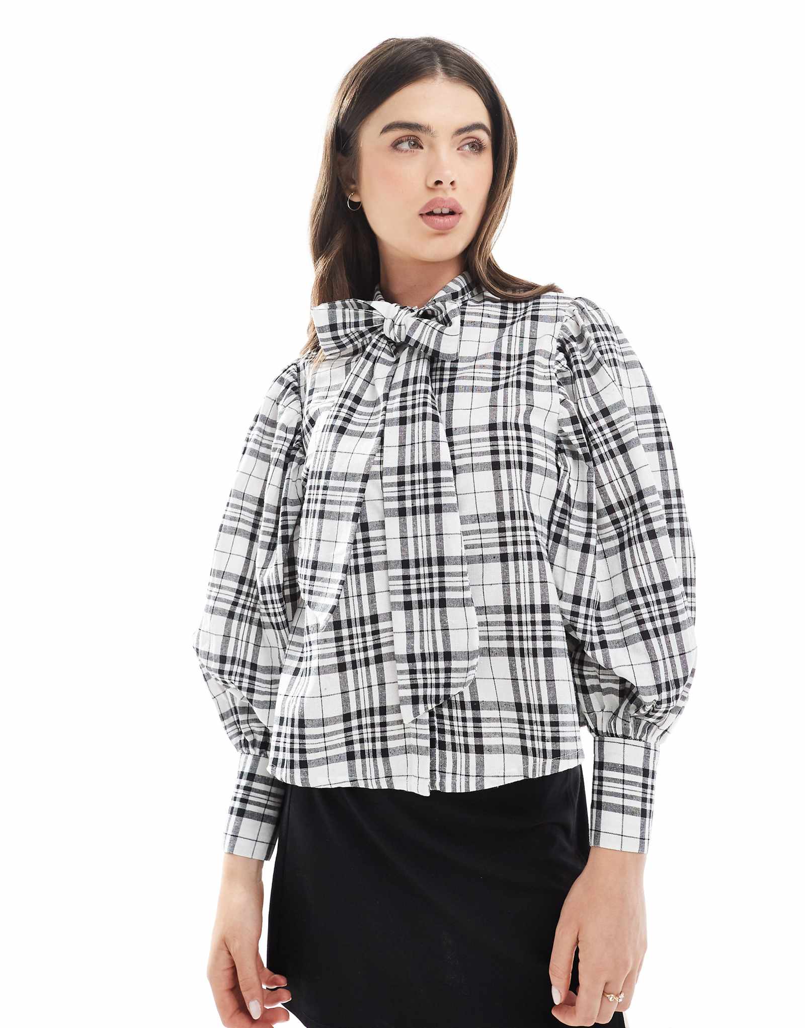 Wednesdays Girl check pussybow blouse in beige 4990₽