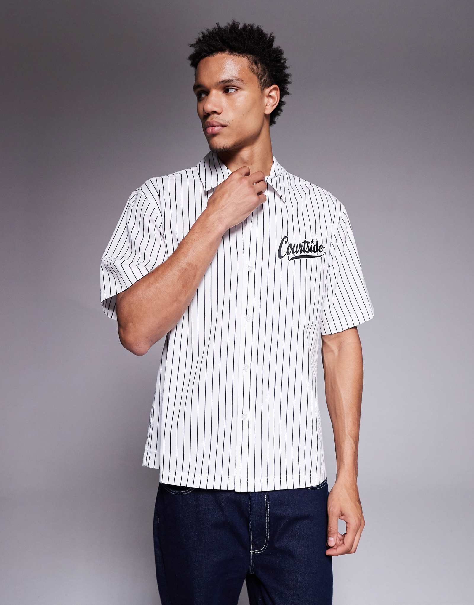 Courtside boxy striped shirt in white with logo print white 23690₽