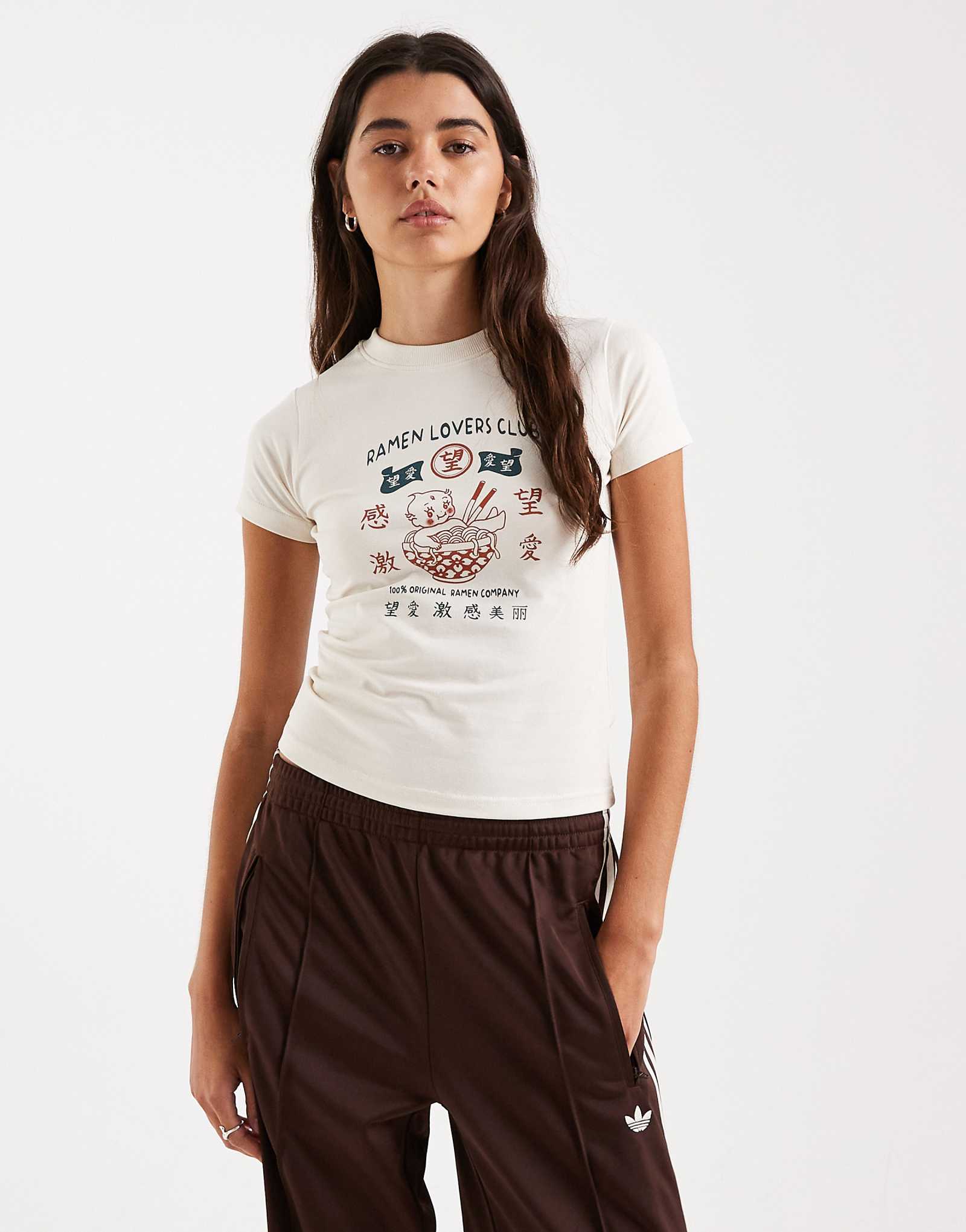 Daisy street ramen graphic baby tee in ecru ecru 8090₽