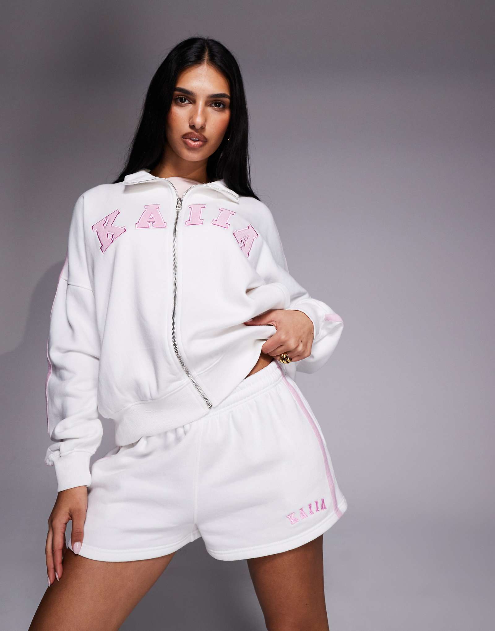 Kaiia embroidered logo sweat shorts in white and pink - part of a set white and pink 6790₽