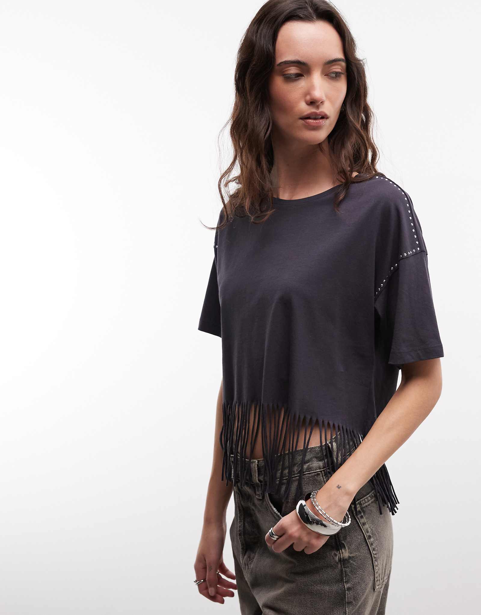 Noisy May fringed T-shirt with stud detail in charcoal obsidian 6990₽