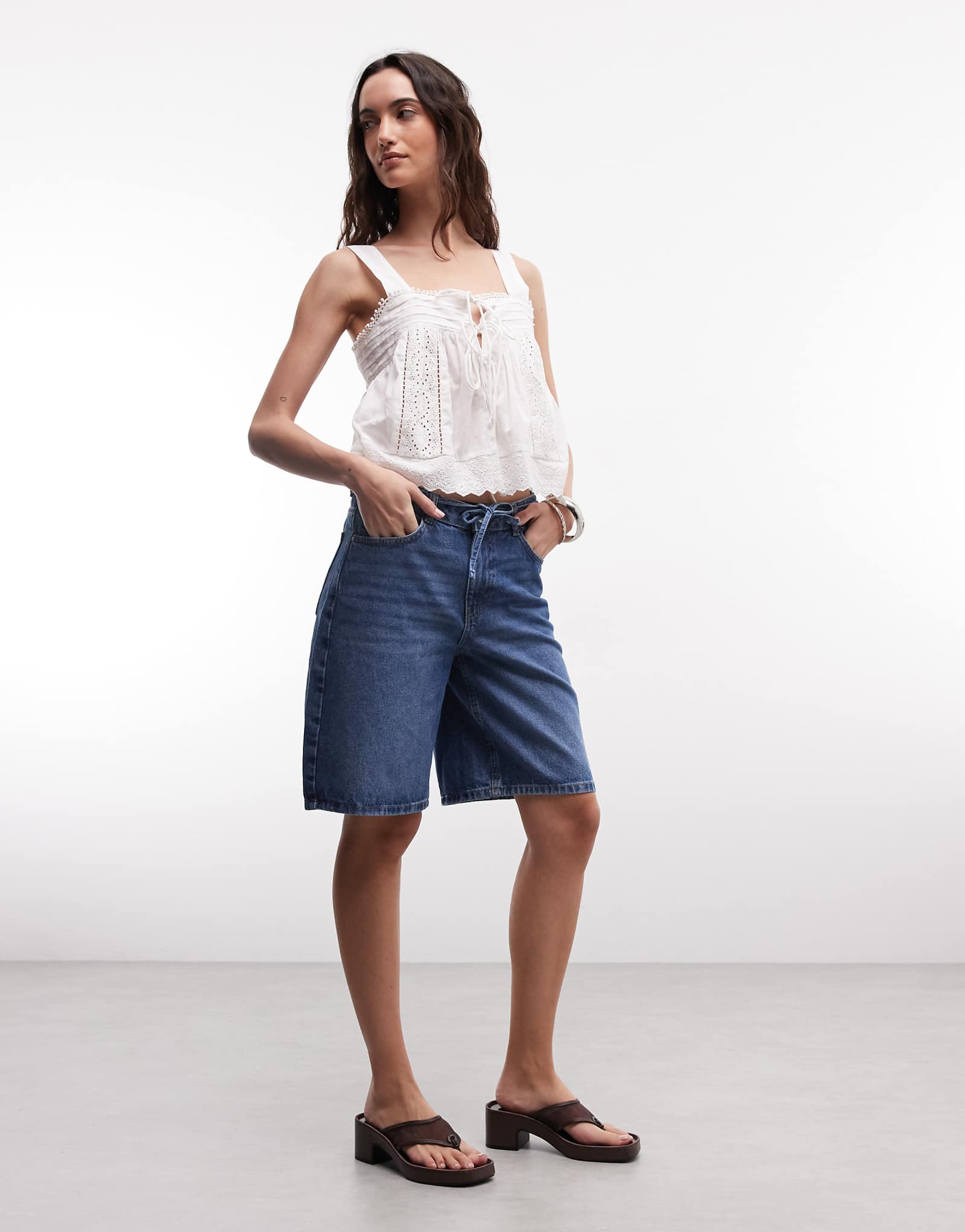 Noisy May high waist Bermuda shorts in mid blue denim medium blue denim 12190₽