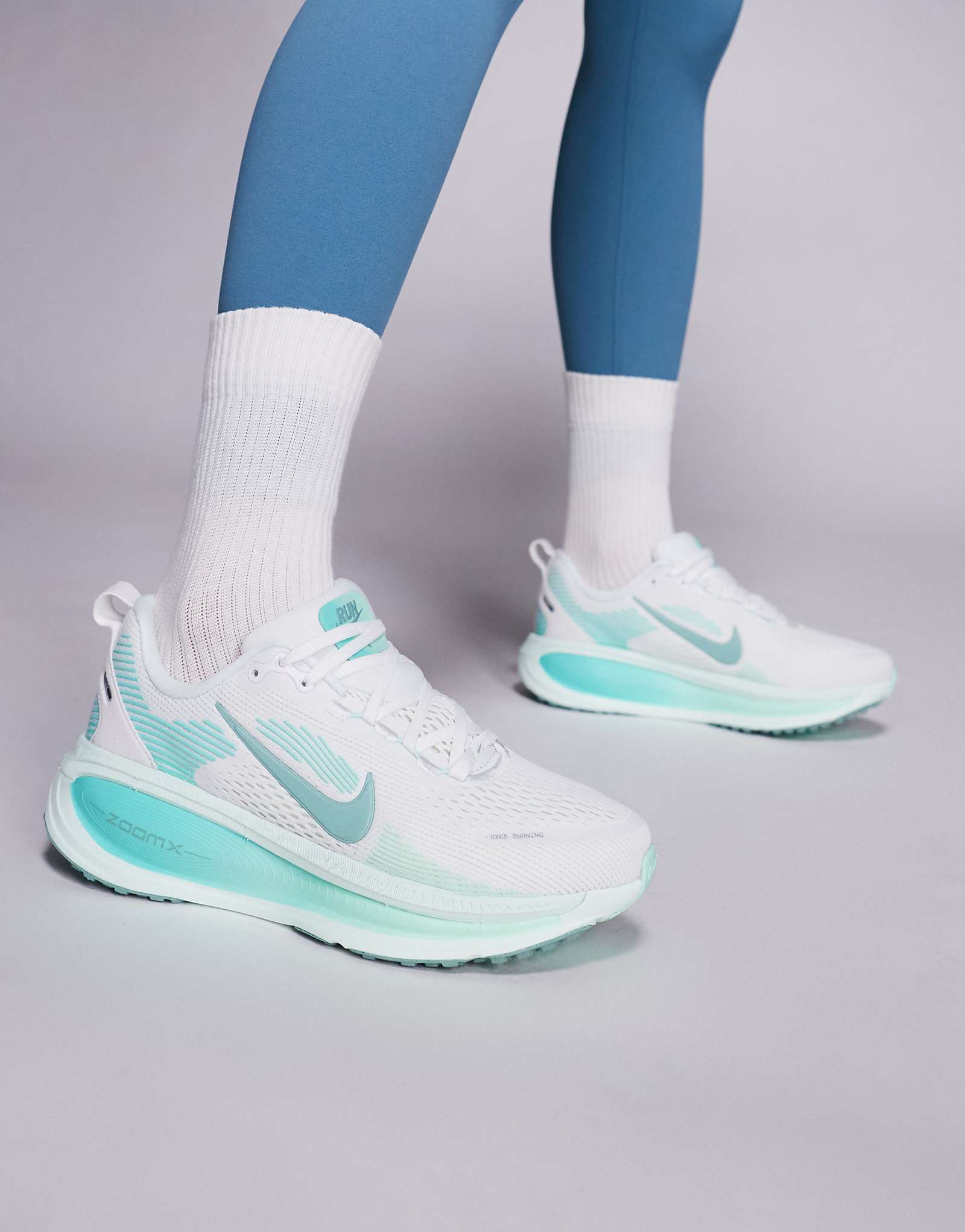 Nike Running Vomero 18 running sneakers in white -amp blue white 30090₽