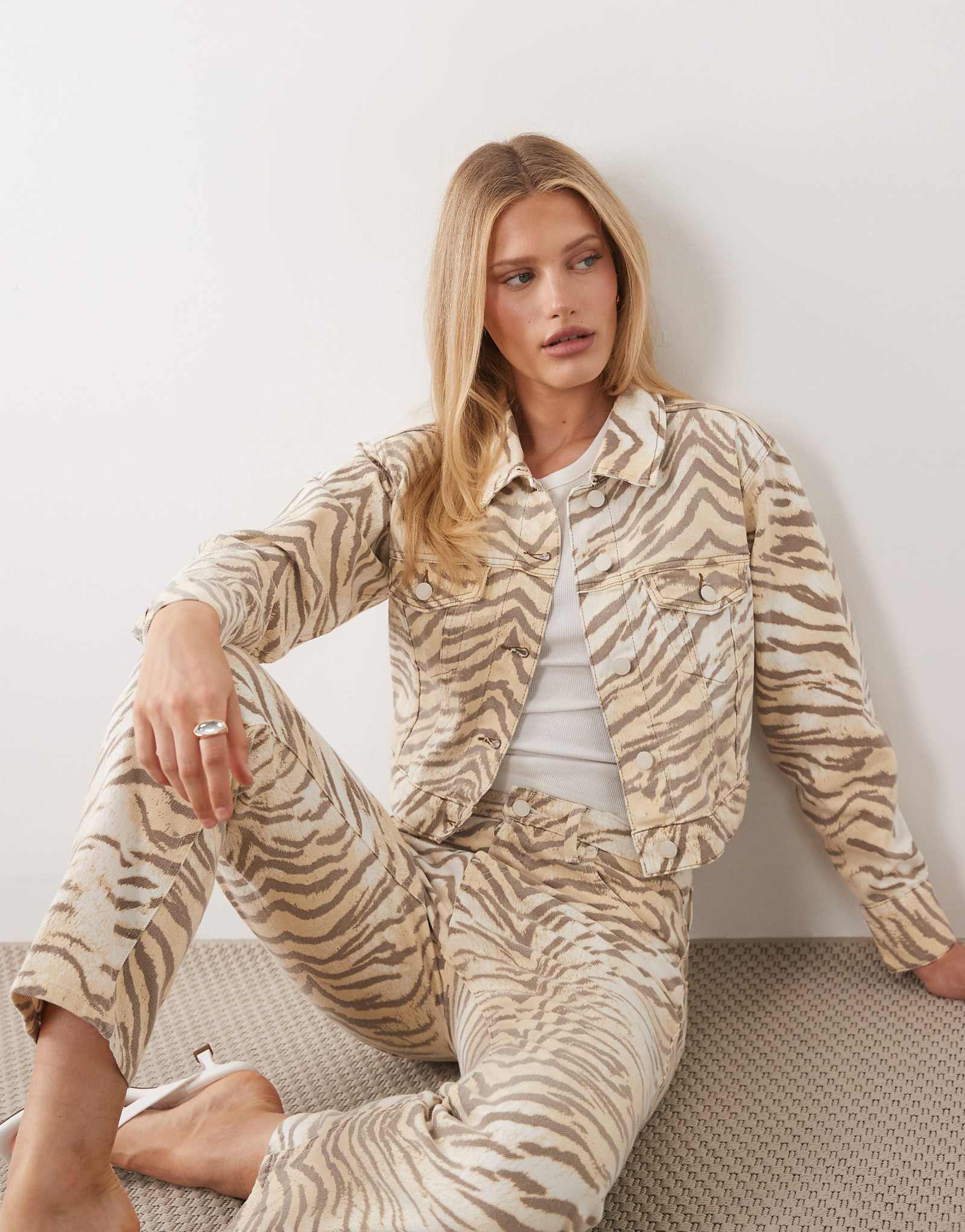 Good American essential cropped denim jacket in brown tiger print - part of a set brown 49390₽