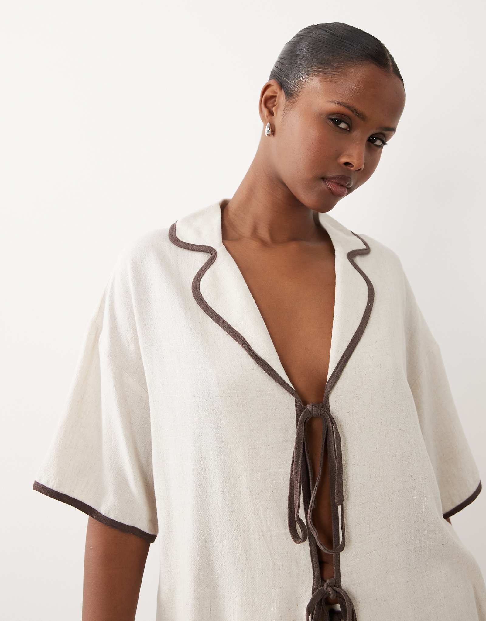 The Frolic exclusive linen mix contrast trim collared tie front beach shirt in cream - part of a set cream 11790₽
