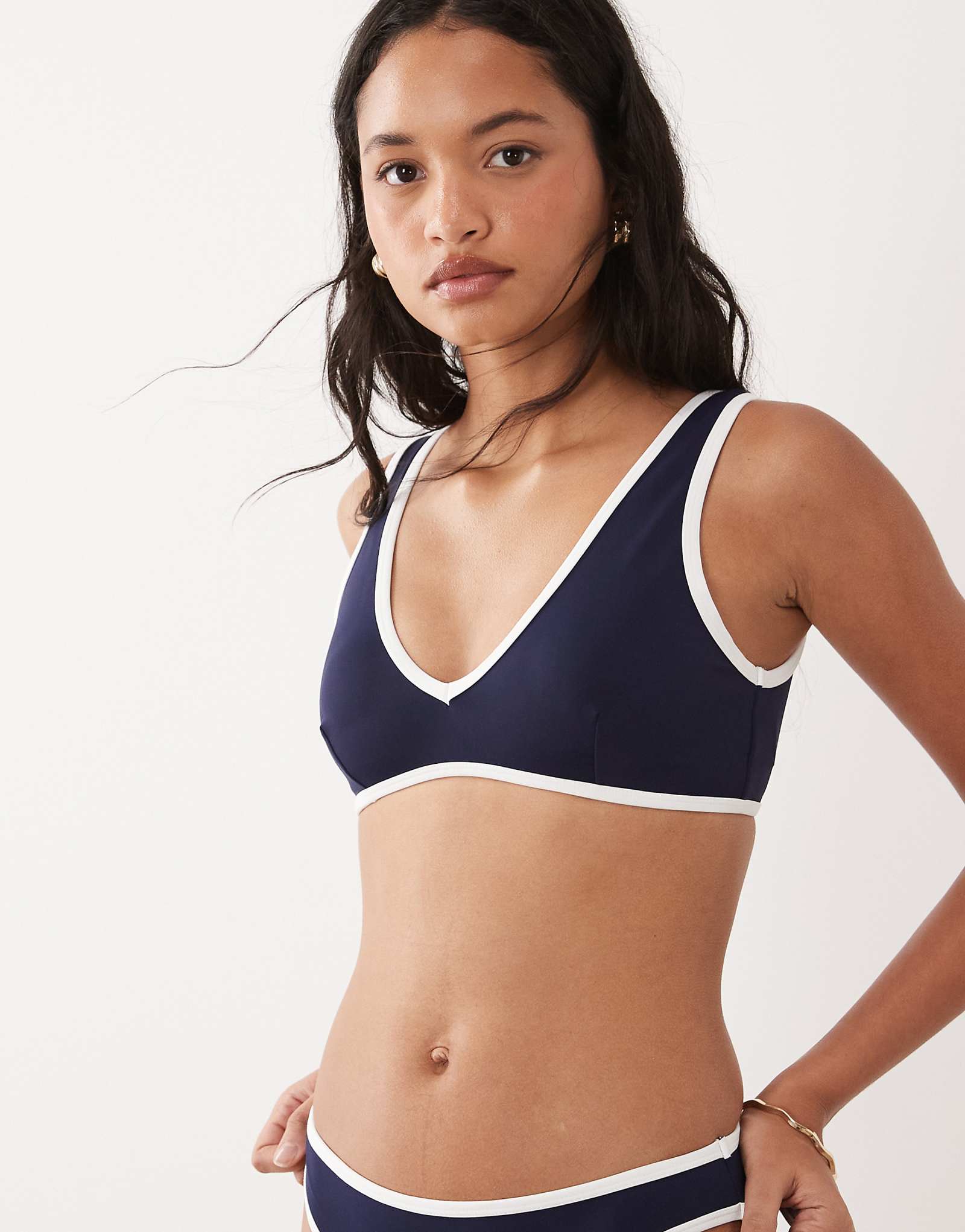 Good American deep v-neck bikini top in navy with white trim horizon ink 13390₽