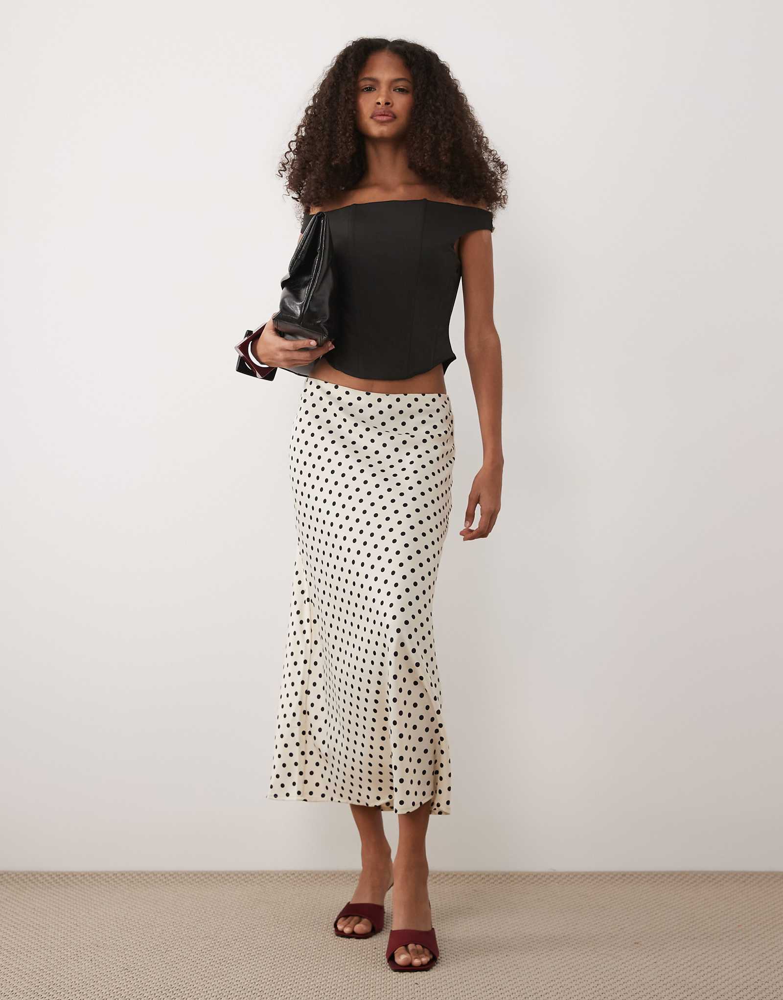 YAS satin midi skirt in cream and black spot print birch small 15090₽
