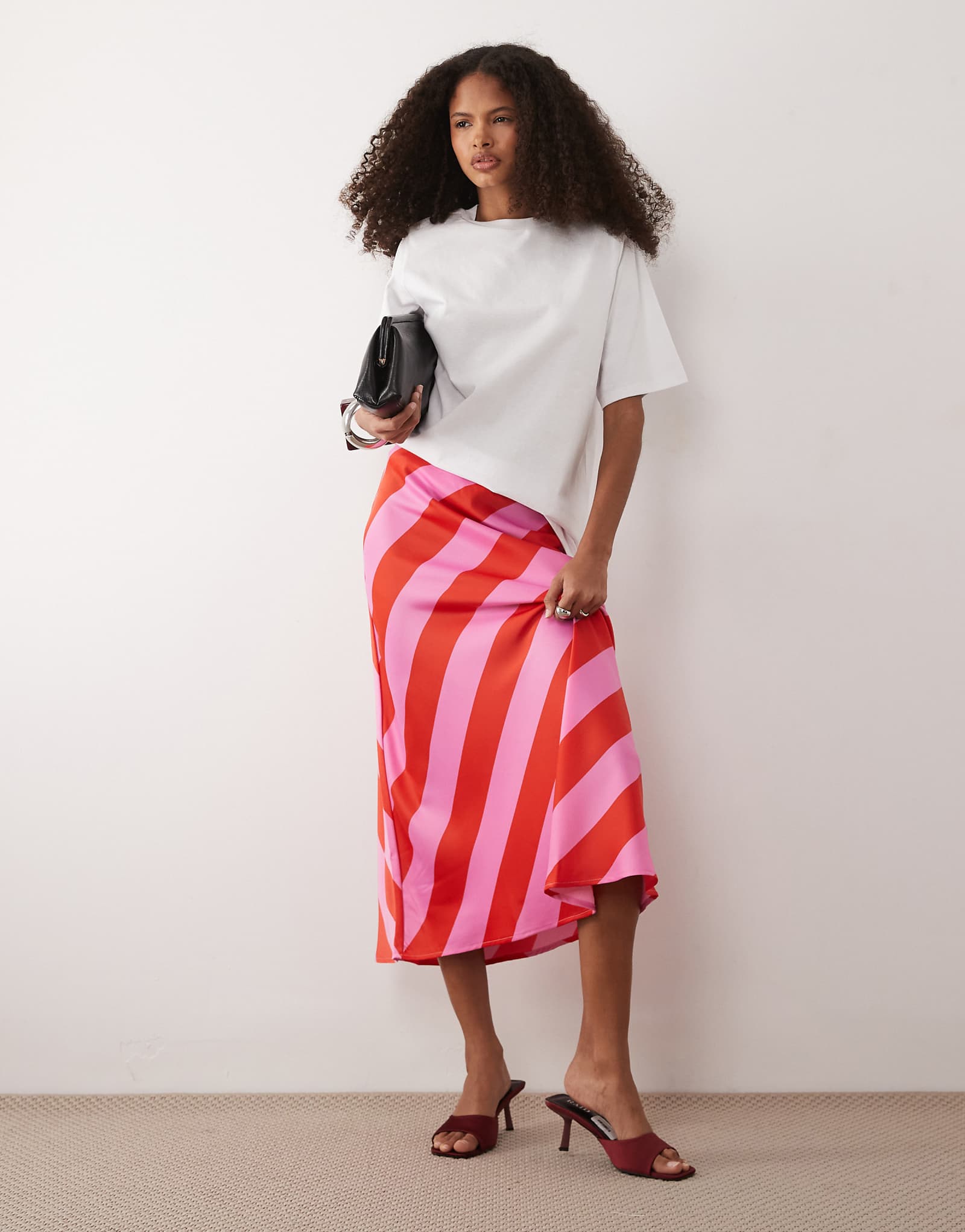 YAS satin midi skirt in red and lilac stripe cyclamen bittersweet 15090₽