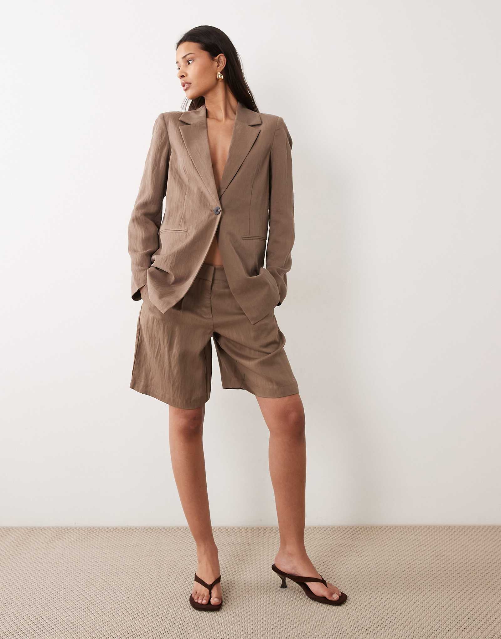 VILA tailored shorts in cub brown - part of a set cub 13990₽