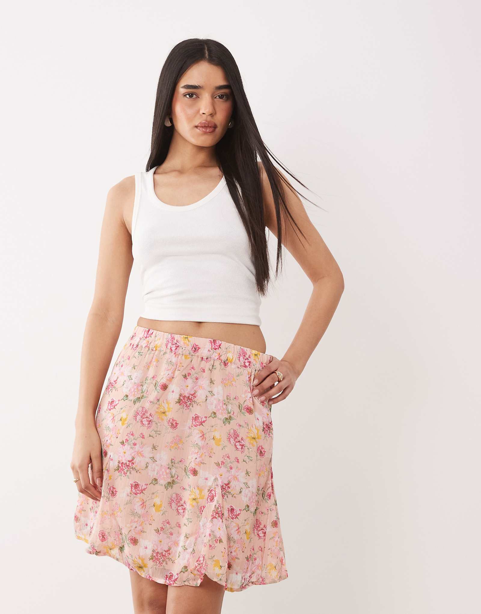 VILA flippy mini skirt in misty rose floral misty rose flower 9890₽