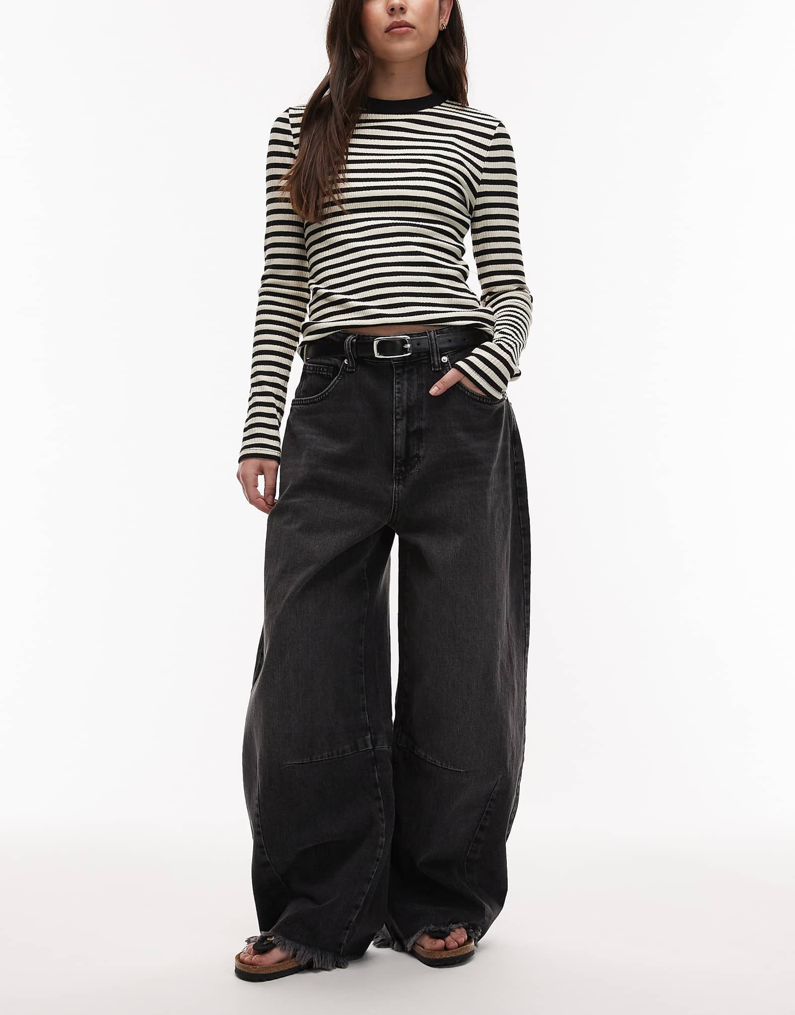 AllSaints payton cropped barrel leg denim jeans in washed black washed black 44990₽