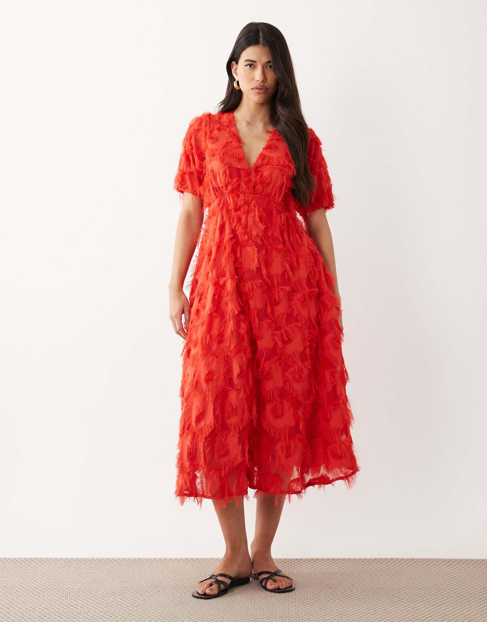 YAS textured v-neck midi dress in poinsettia poinsettia 36990₽