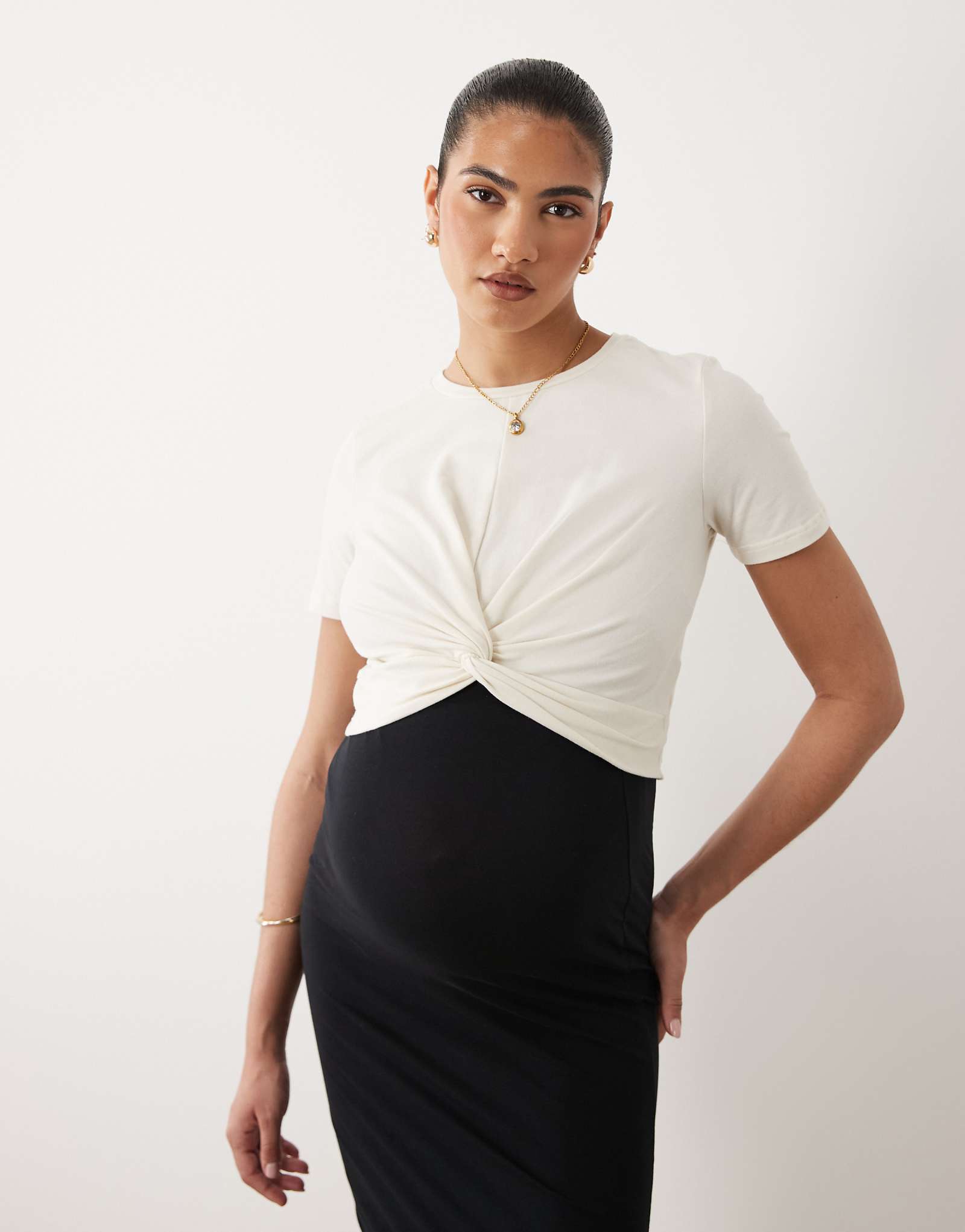 Mamalicious Maternity above the bump knot detail T-shirt in cream birch 6390₽