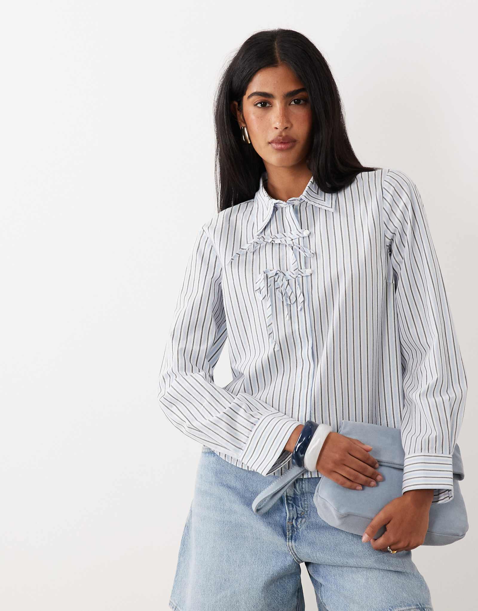 YAS bow detail boxy cotton shirt in blue and white stripe star white 15090₽