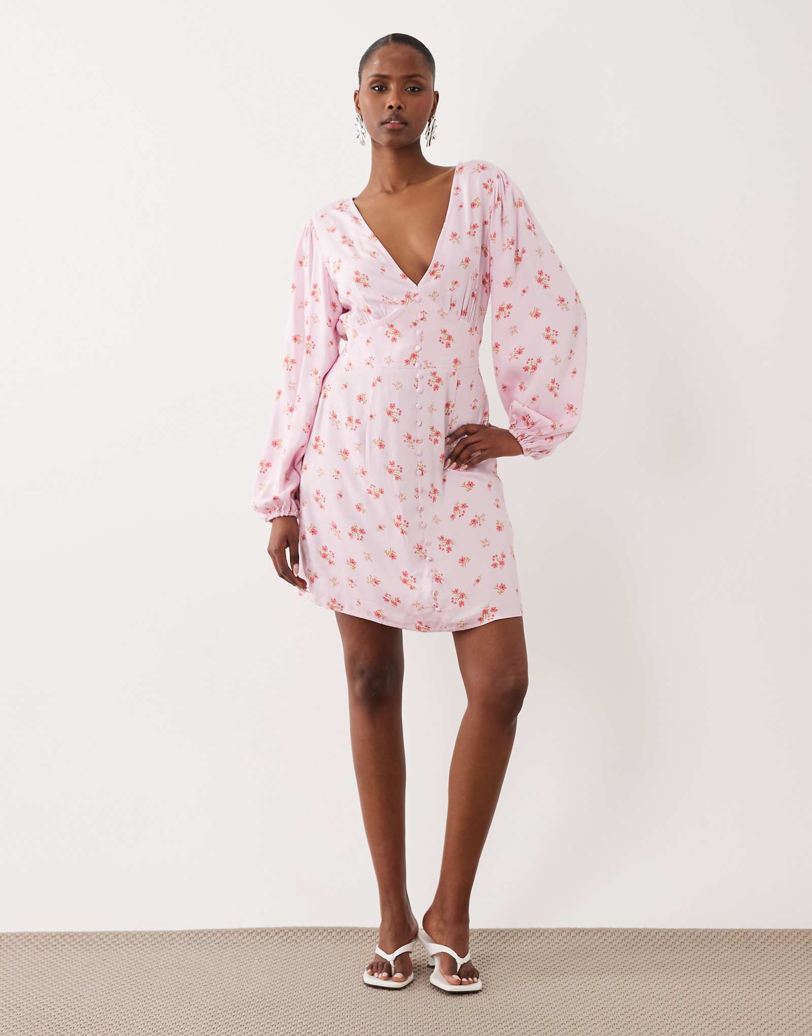 VILA v neck button front long sleeve mini dress in pink floral print cherry blossom 16890₽