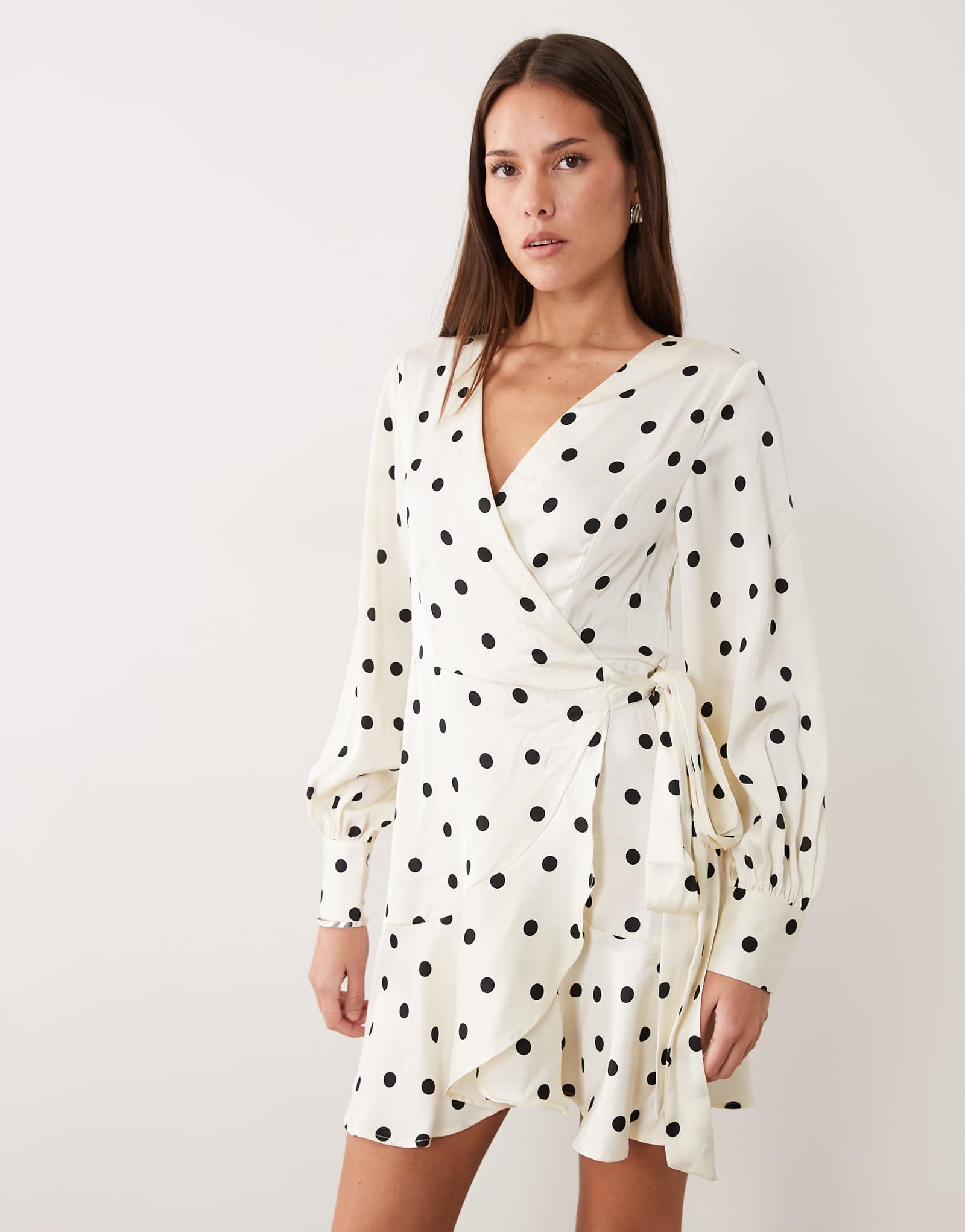 VILA long sleeve satin wrap mini dress in cream polka dot birch dots 22490₽