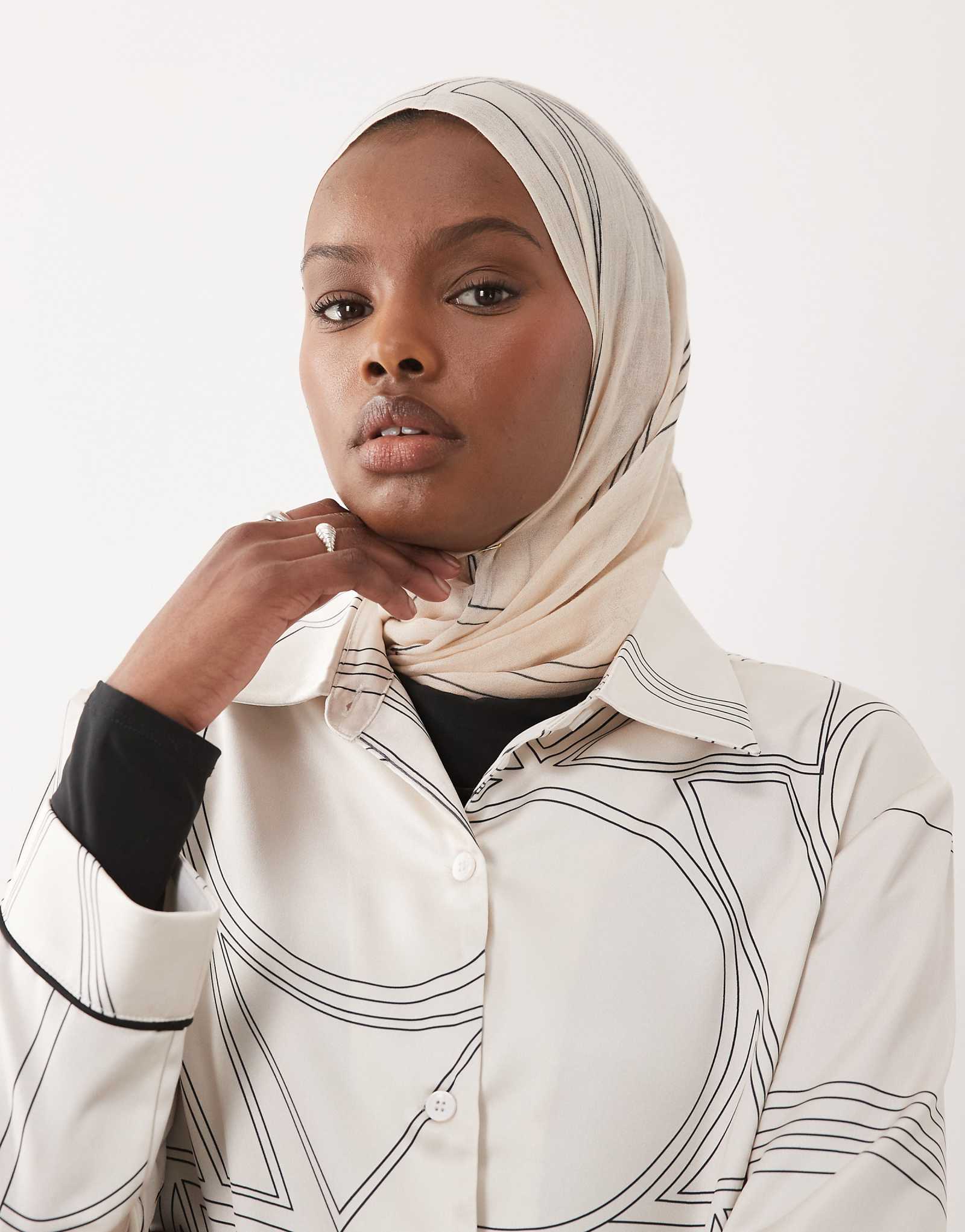 IYAL light weight headscarf in cream geo print brown 6790₽