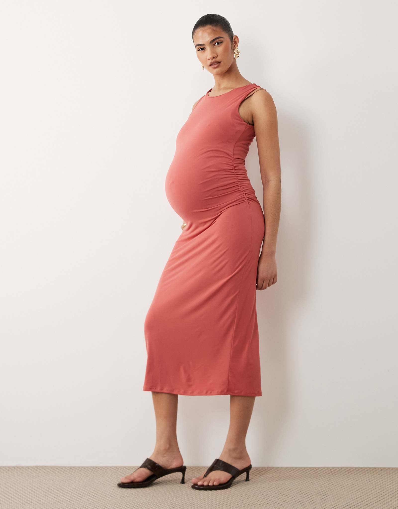 Mamalicious Maternity sleeveless ruched bodycon midi dress in dark dusty pink dark pink 13990₽