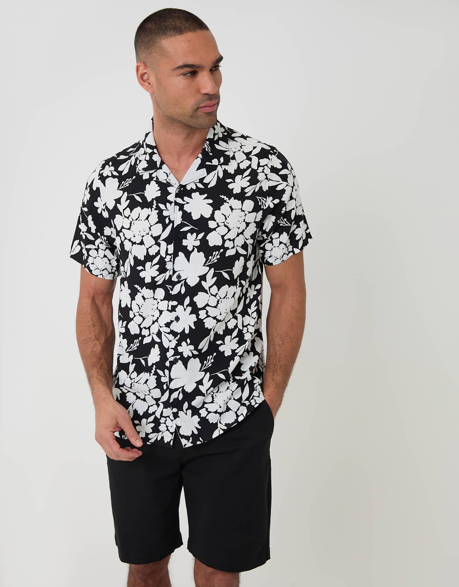 Threadbare short sleeve shirt in black and white floral print black 6590₽