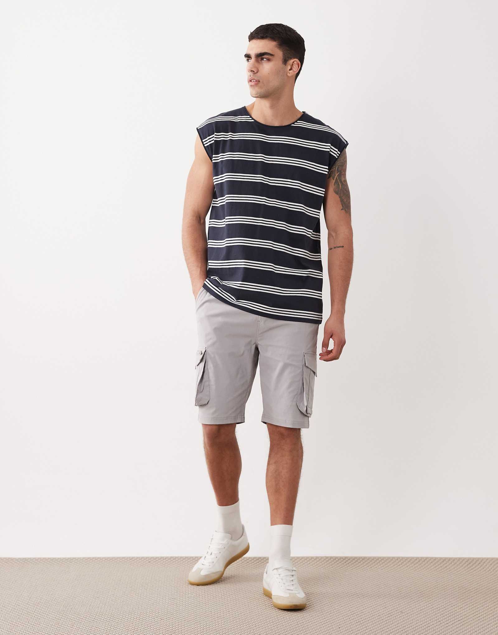 Threadbare cargo shorts with drawstring waist in light gray light gray 5990₽