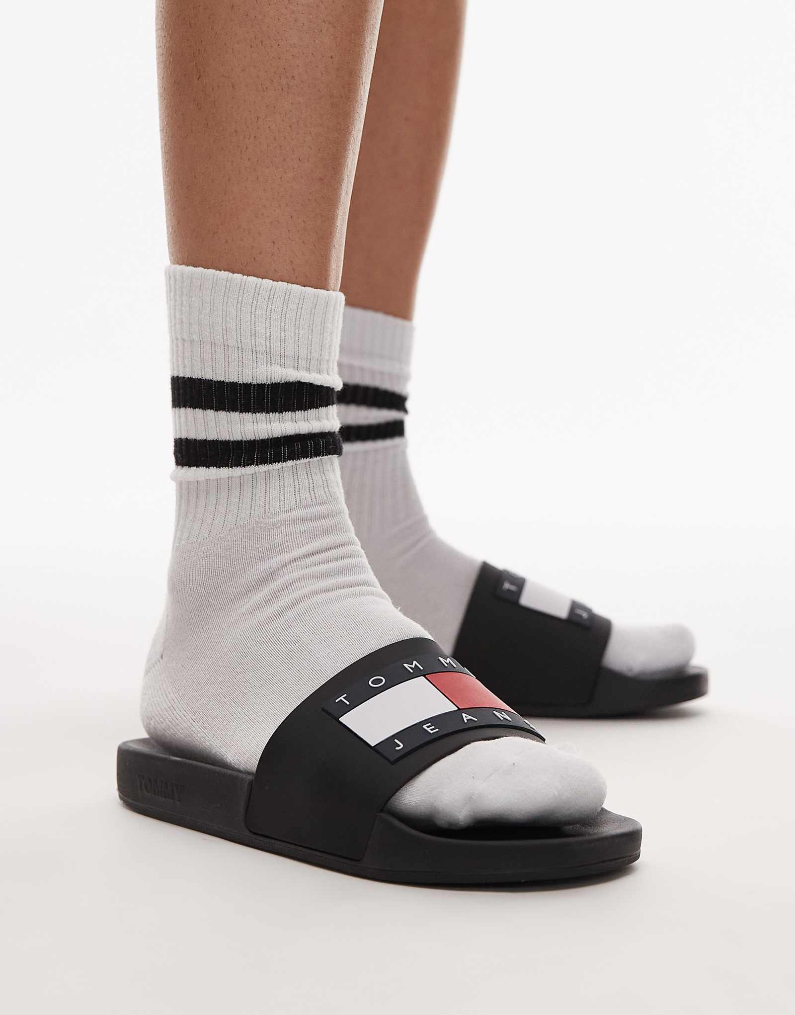 Tommy Jeans flag sliders in black 12990₽