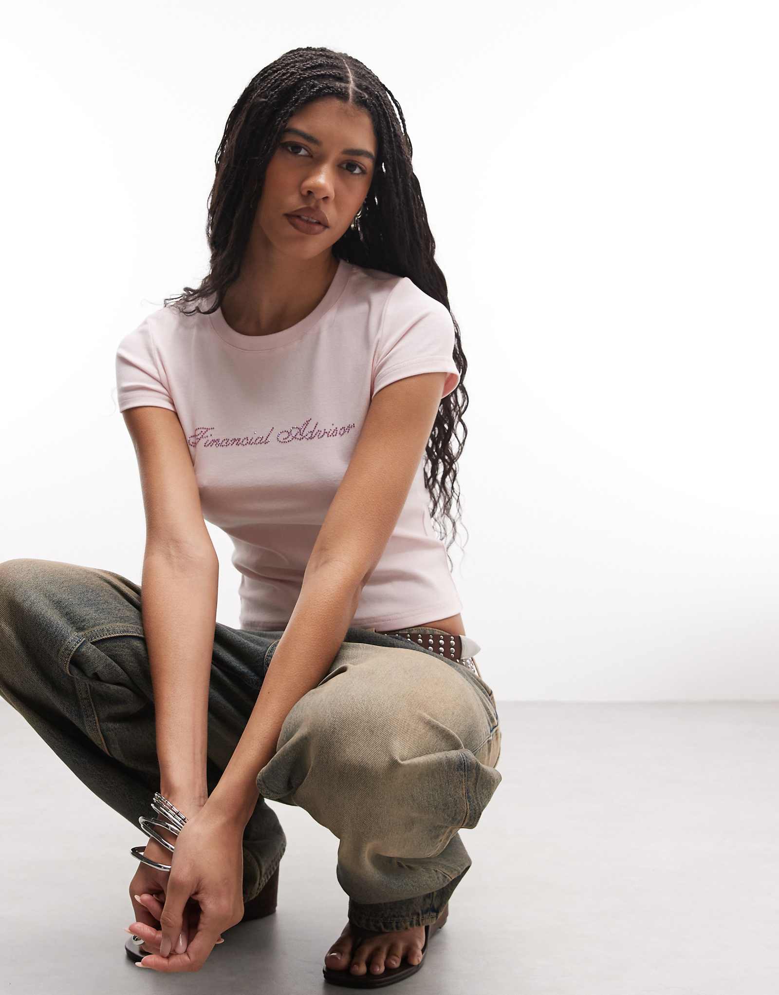 IAMGIA Odezia Financial Advisor rhinestone graphic cap sleeve fitted tee in baby pink bb pink 10790₽