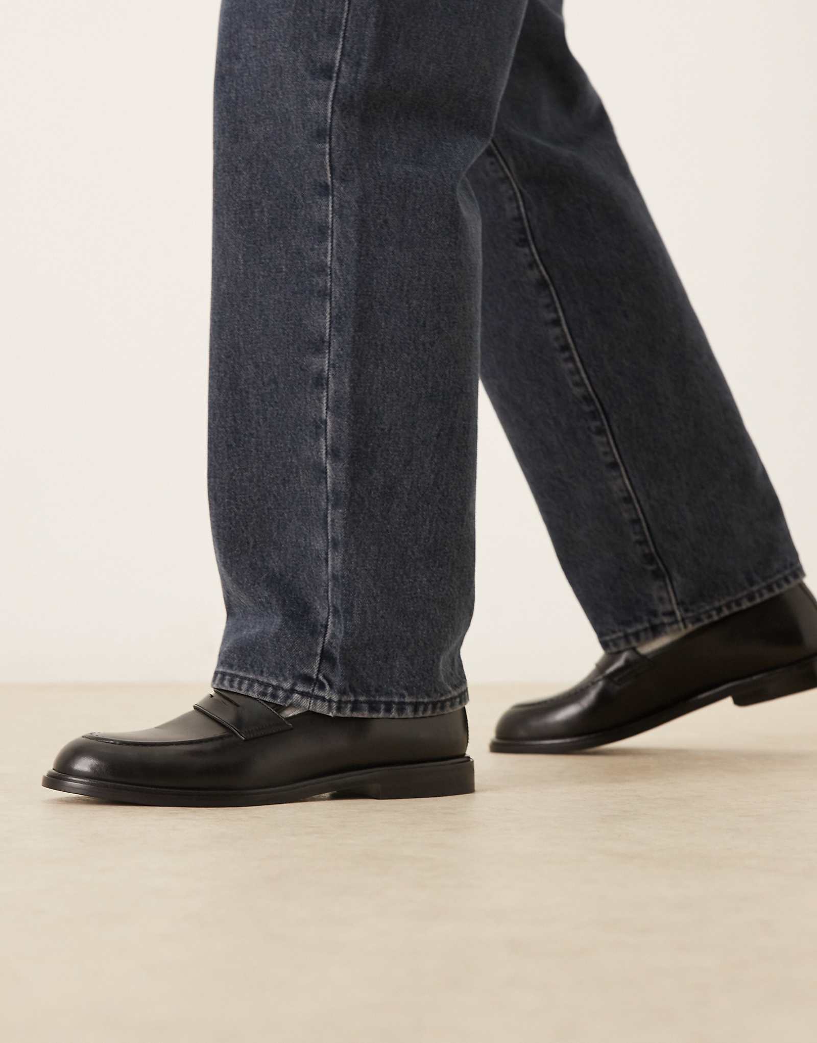 Walk London Putney saddle loafer in black leather 30990₽
