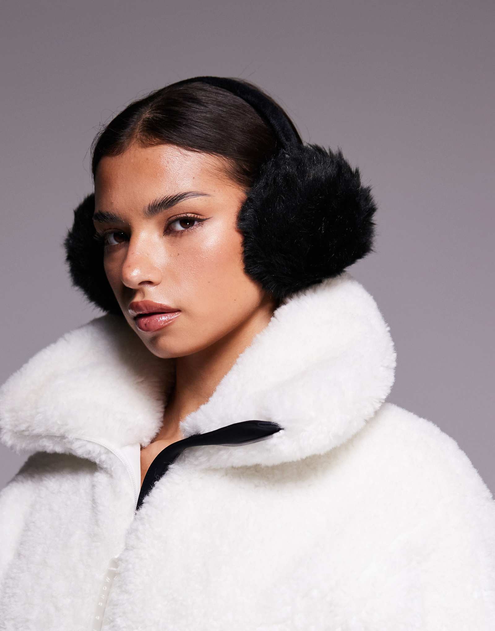 Threadbare Ski faux fur ear muffs in black 2690₽