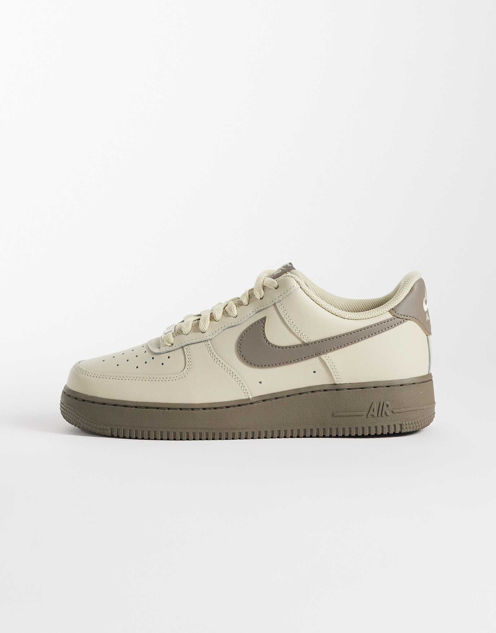 Nike Air Force 1 07 sneakers in cream and brown brown 22290₽