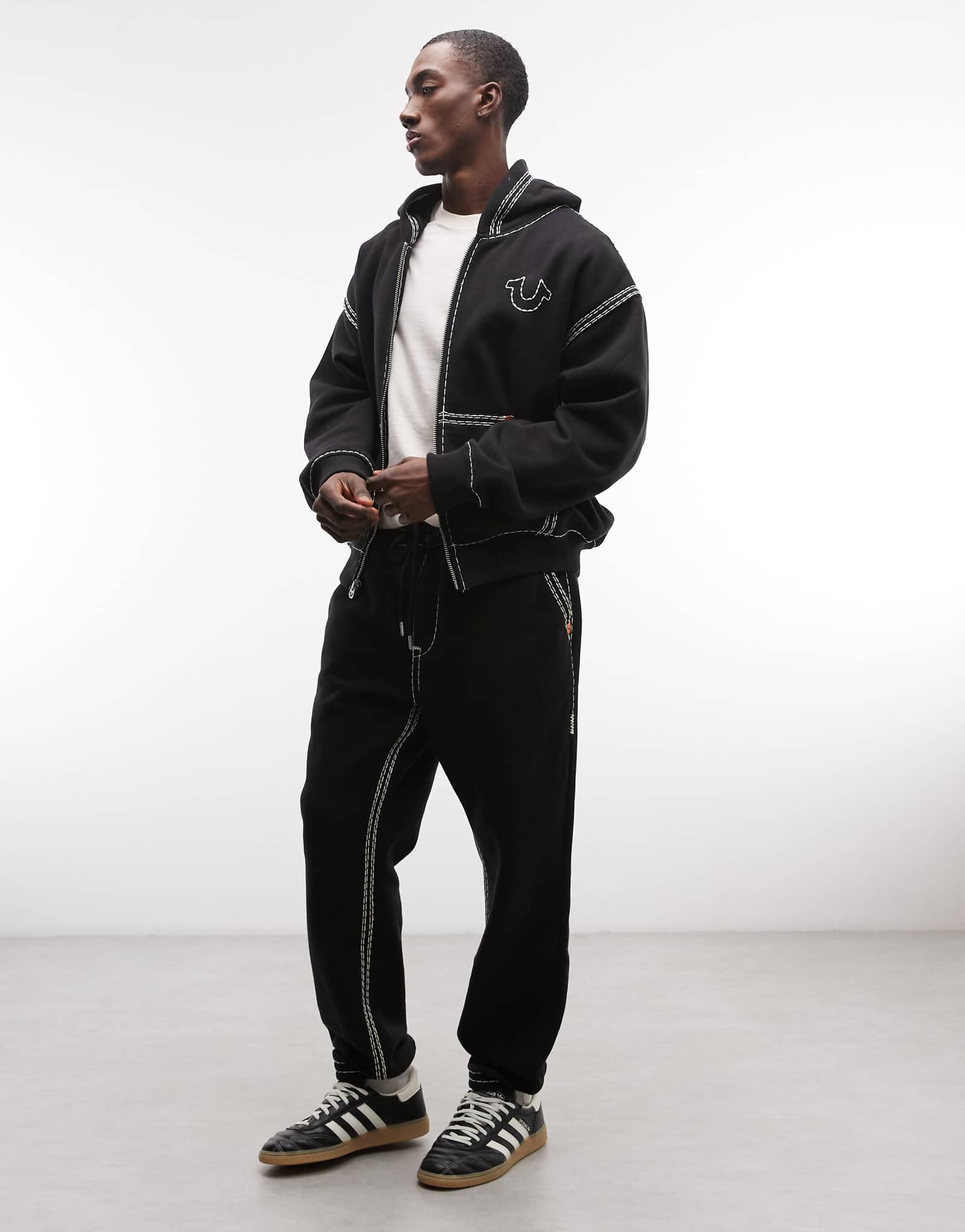 True Religion contrast stitch drawstring sweatpants in black 36990₽