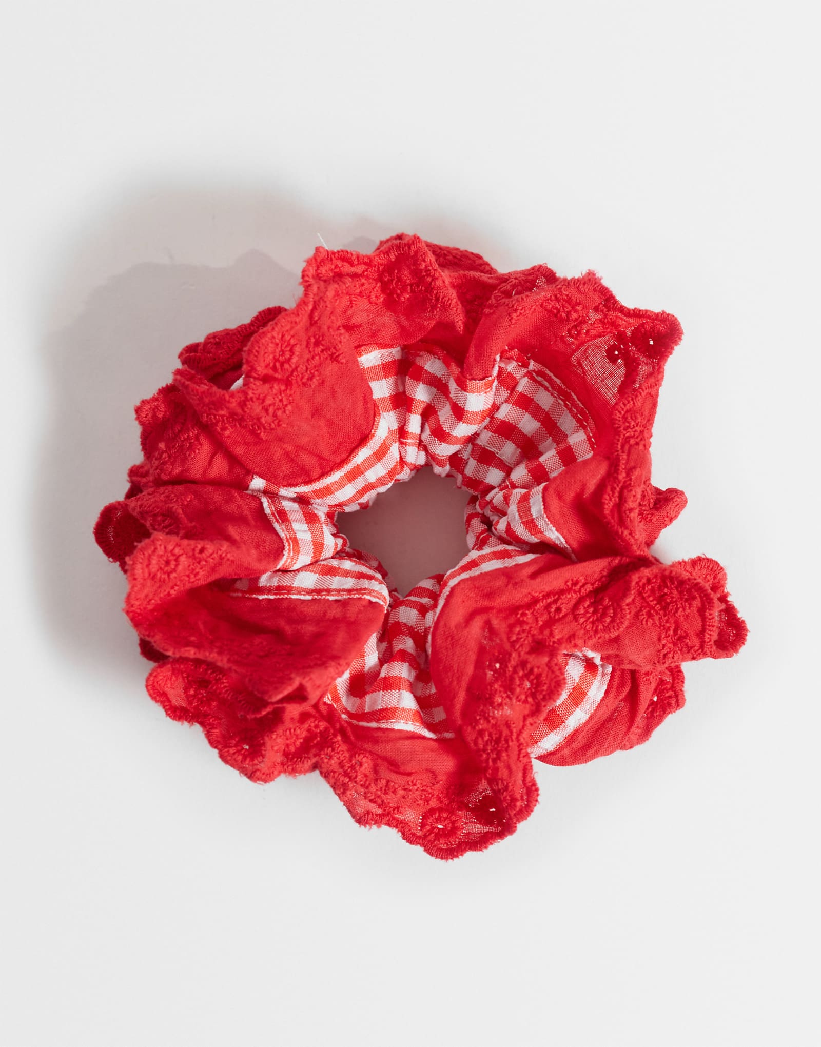 Pieces broderie trim gingham scrunchie in red and white adrenaline rush 3490₽