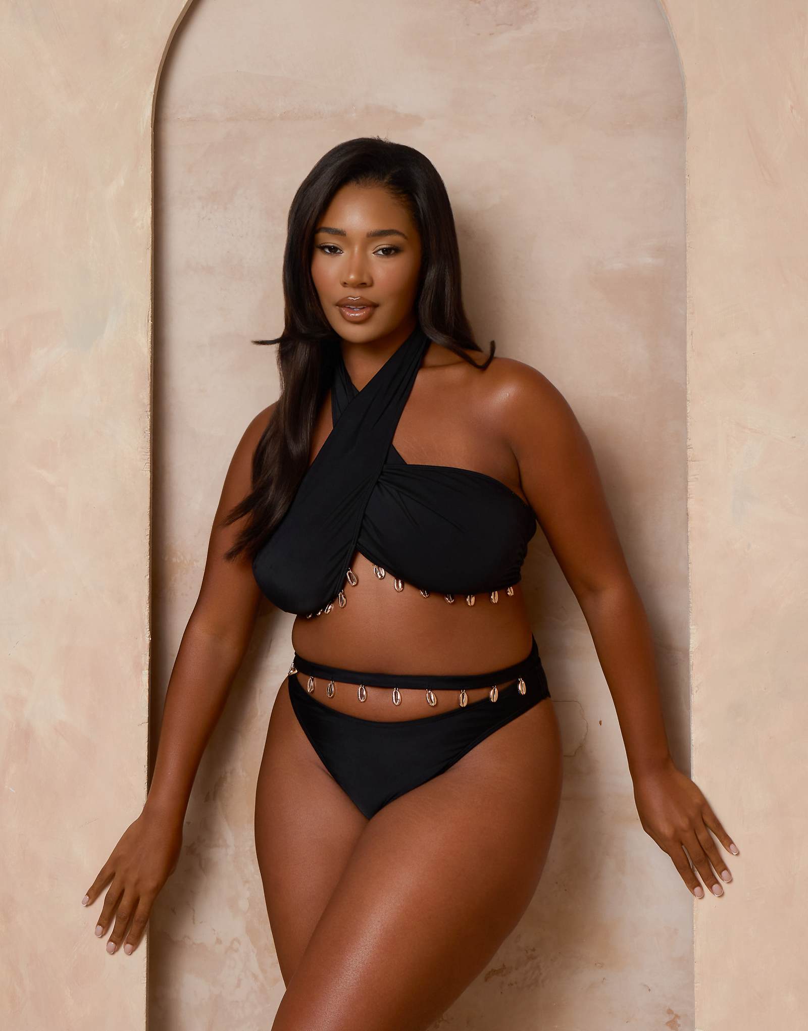 Moda Minx Curve x Alessa Tyrrell-Charles high waisted bikini bottoms with shell trim in black black 10090₽