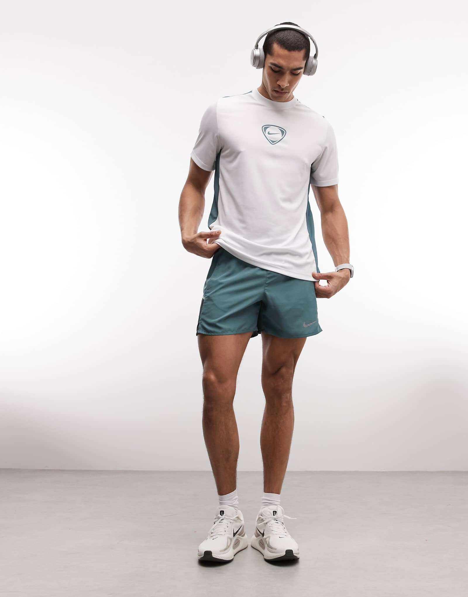 Nike Running Miler 5-inch shorts in gray gray 8090₽