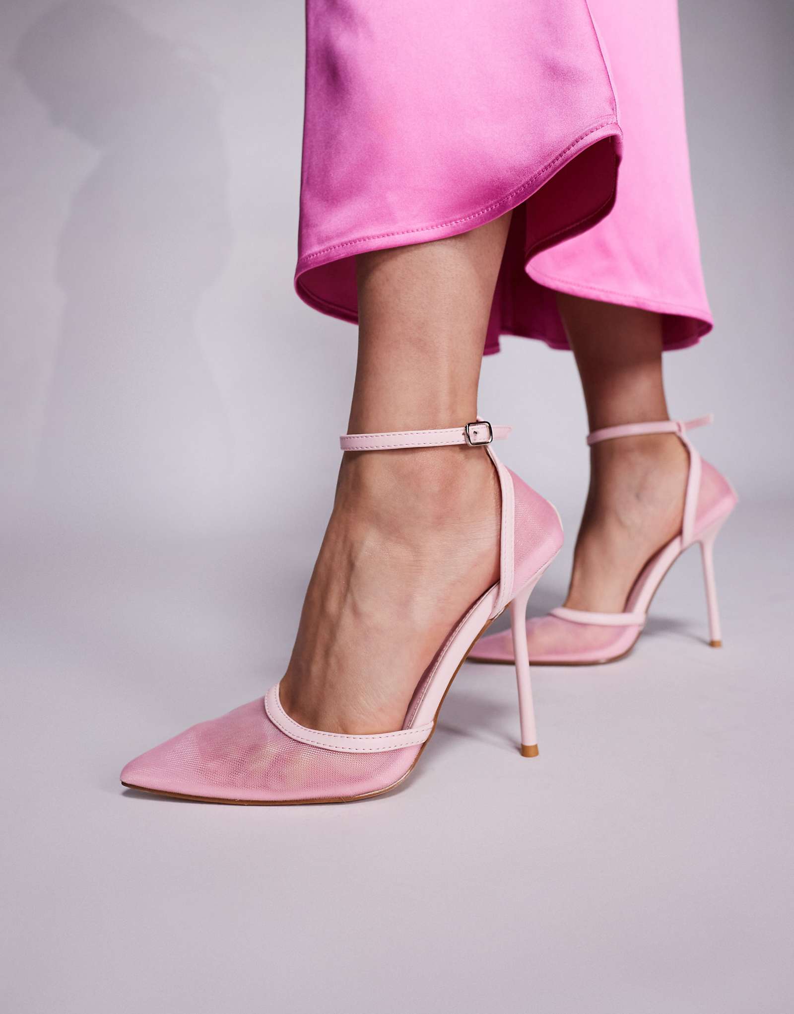 Simmi London Mandisa mesh heeled shoes in pink 9490₽