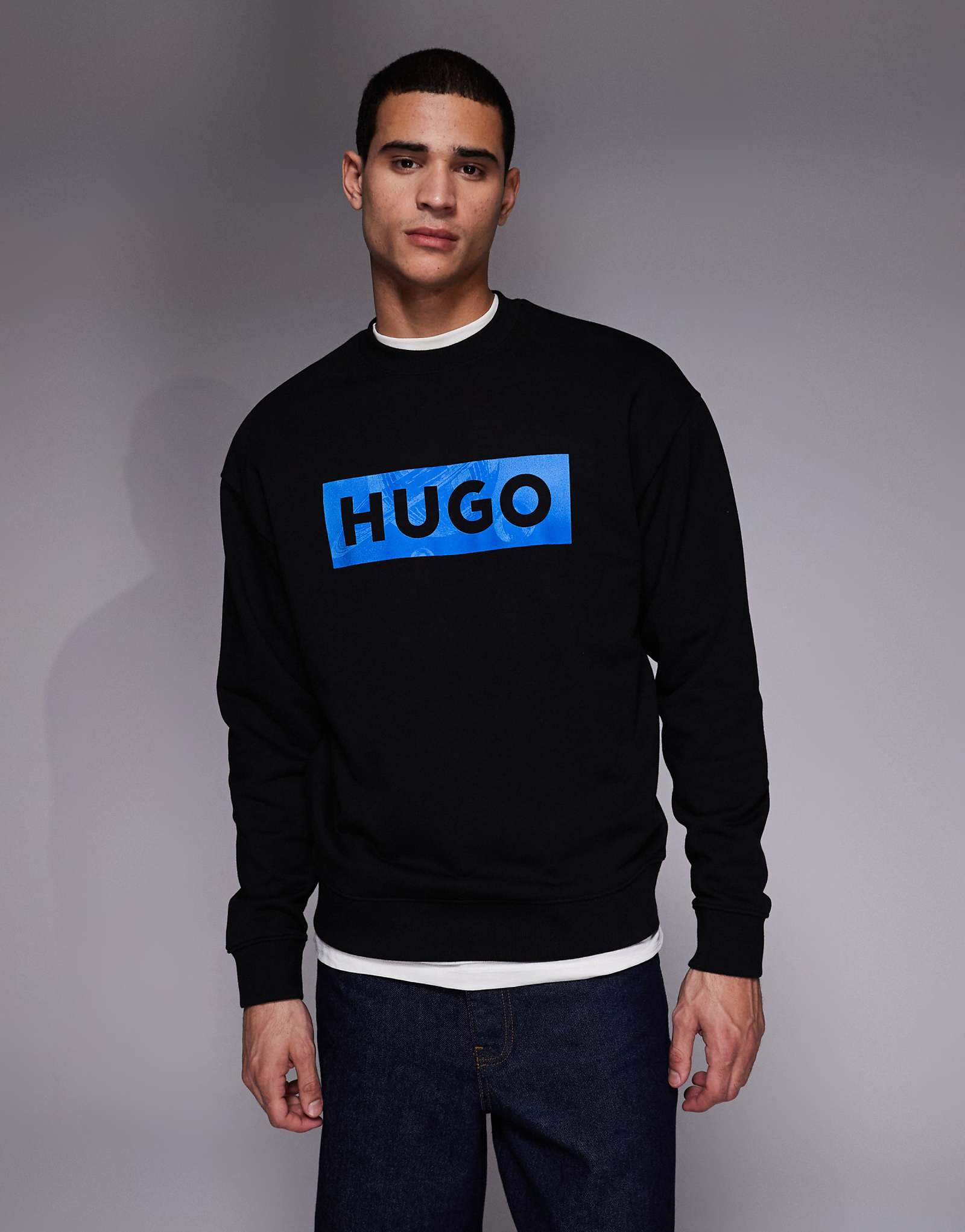 Hugo Blue chest logo sweatshirt in black black 30090₽