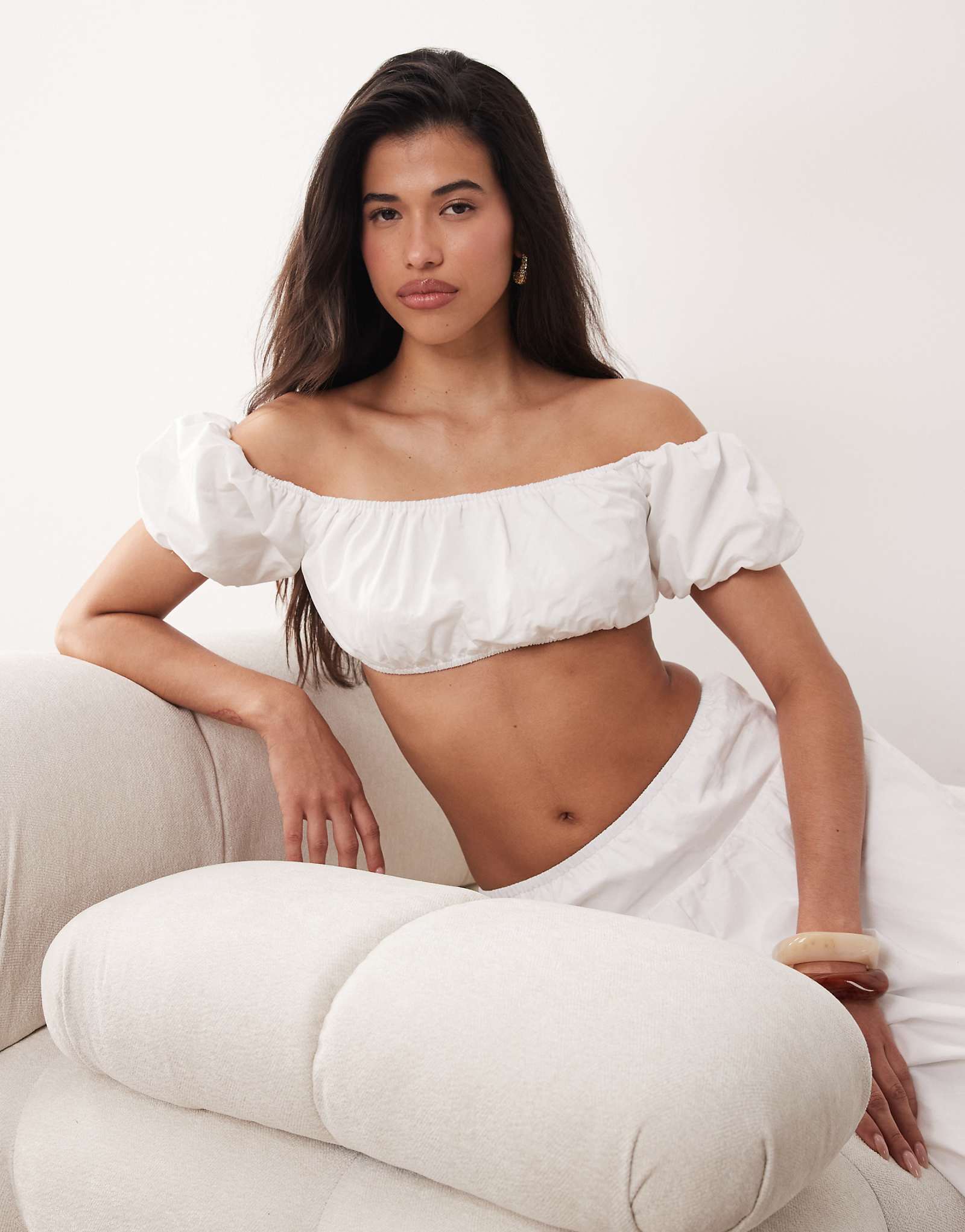 Kaiia exclusive cotton puff off the shoulder sleeve bandeau crop top in white - part of a set white 8490₽