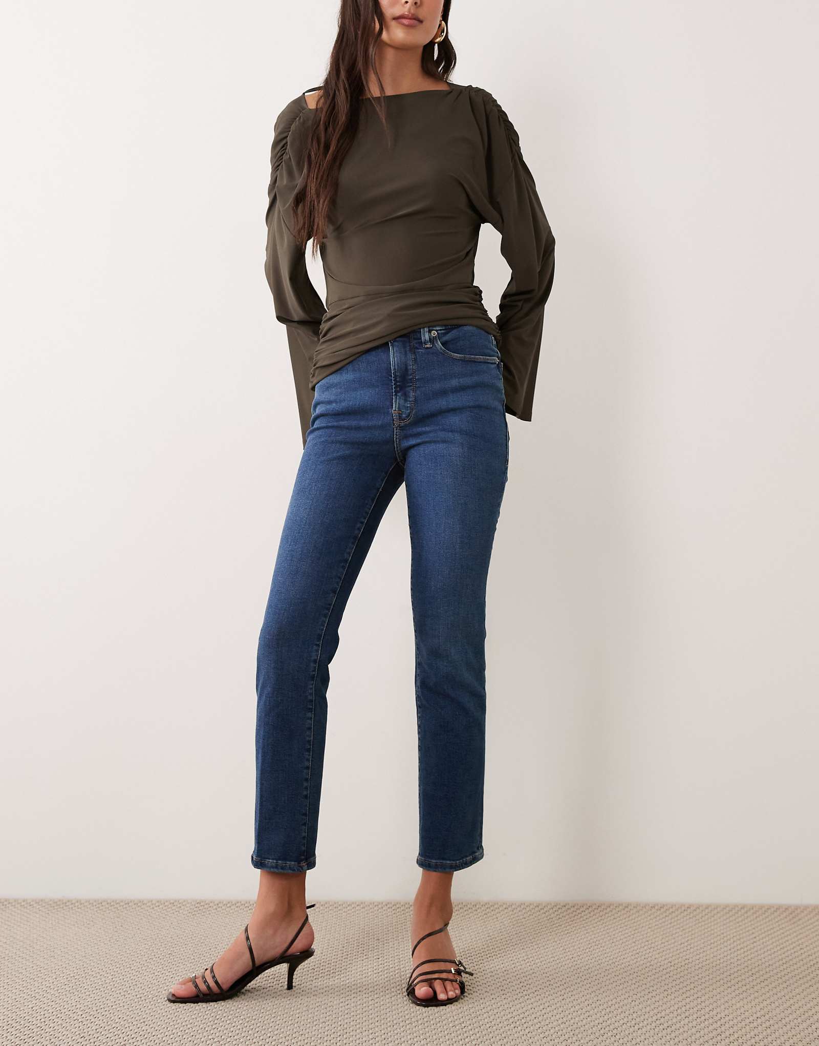 Good American good legs straight leg jeans in dark blue wash 19190₽