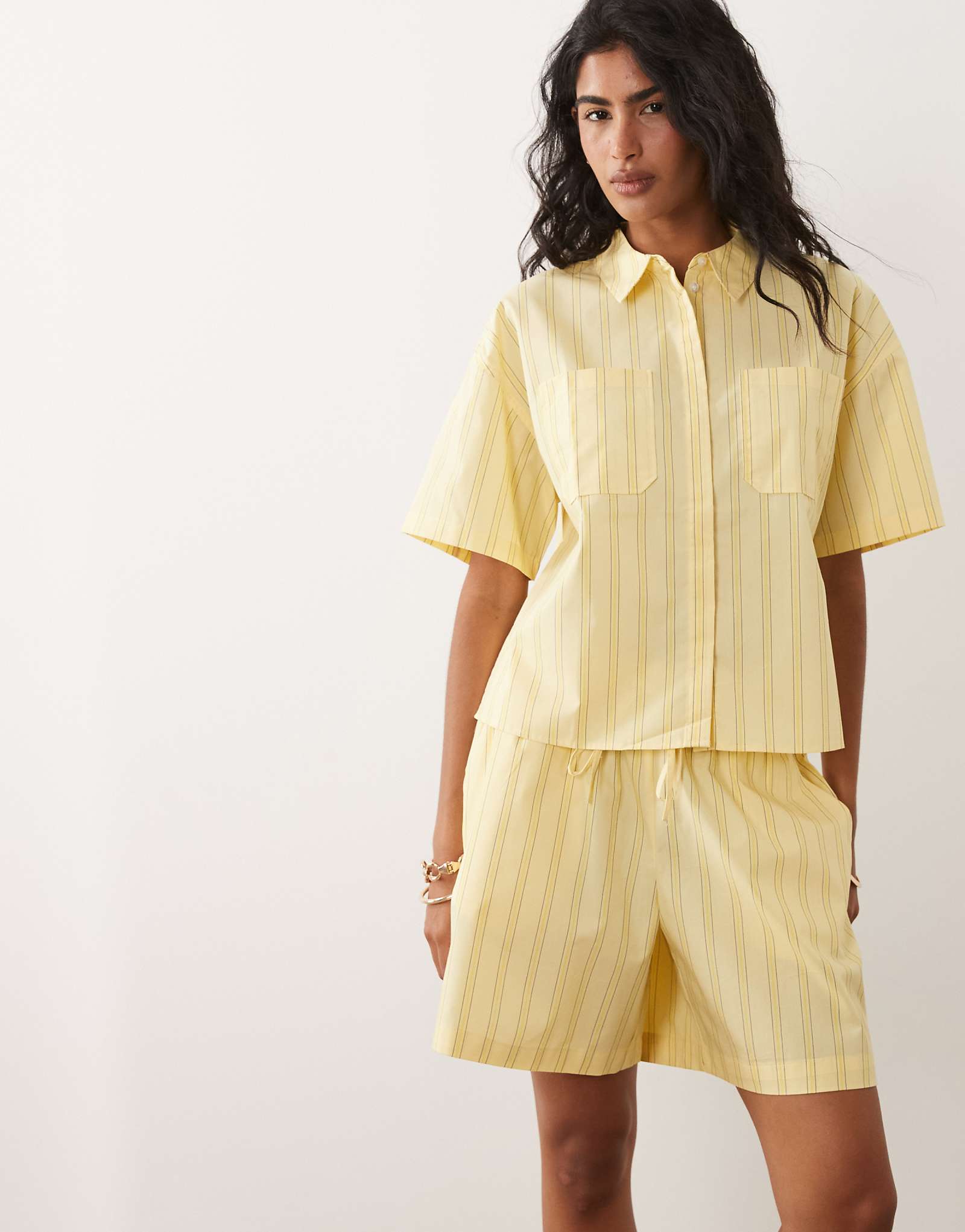 JDY mid waist shorts in yellow stripes - part of a set yellow 6990₽