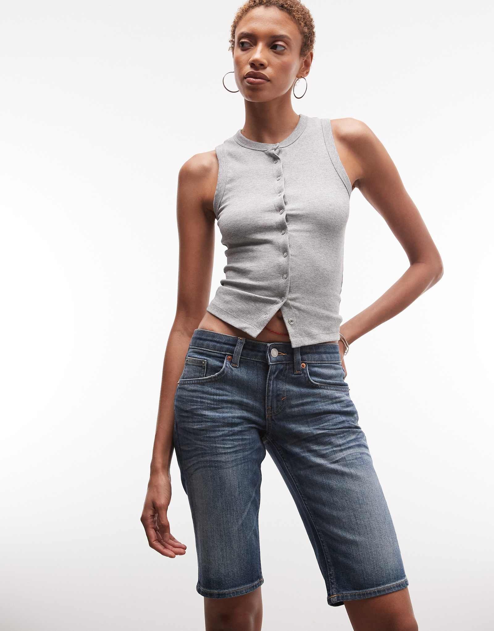 Weekday low rise slim fit denim shorts in faded blue blue 13490₽