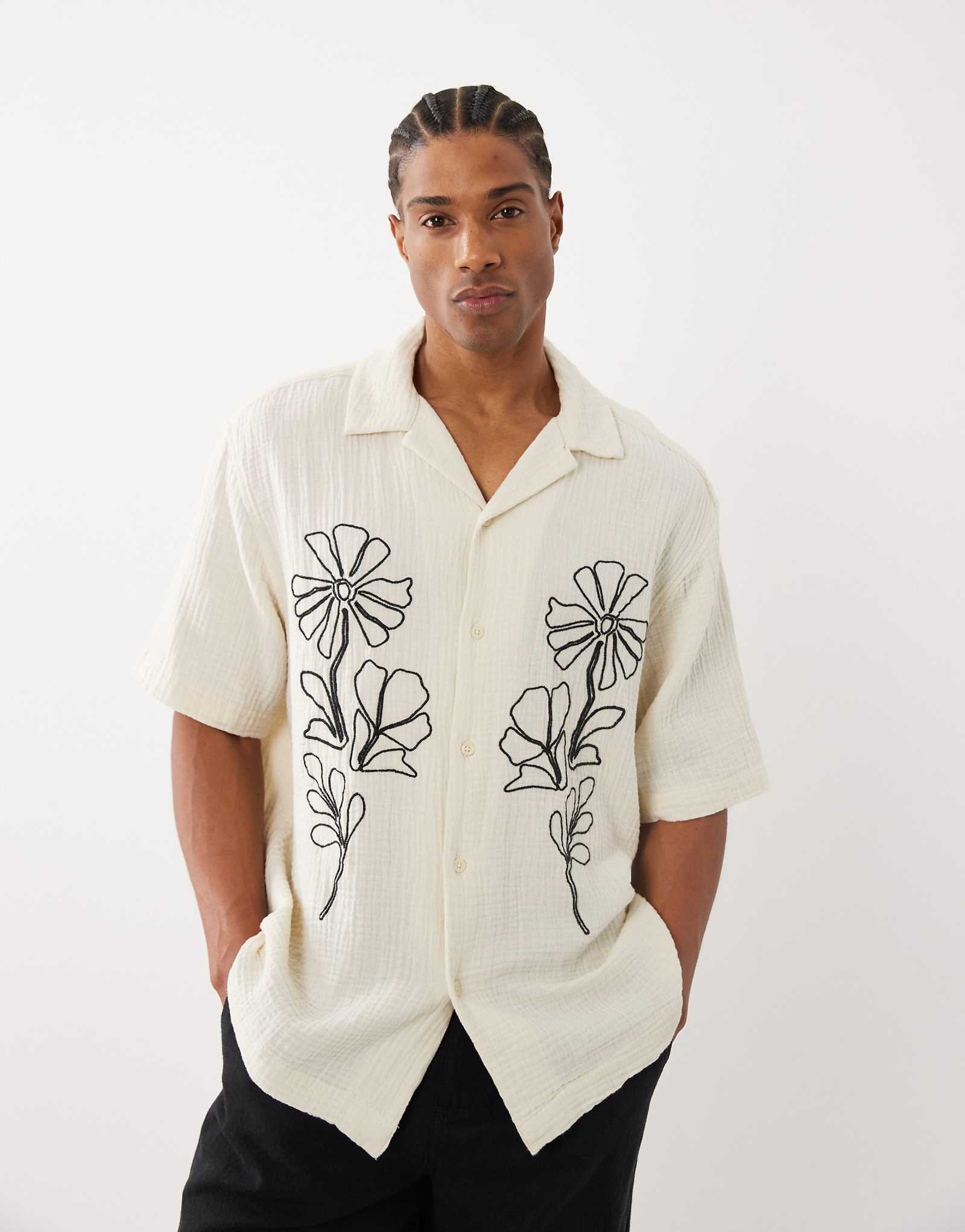 ONLY -amp SONS relaxed fit textured short sleeve shirt in cream with black floral embroidery bone white 12590₽