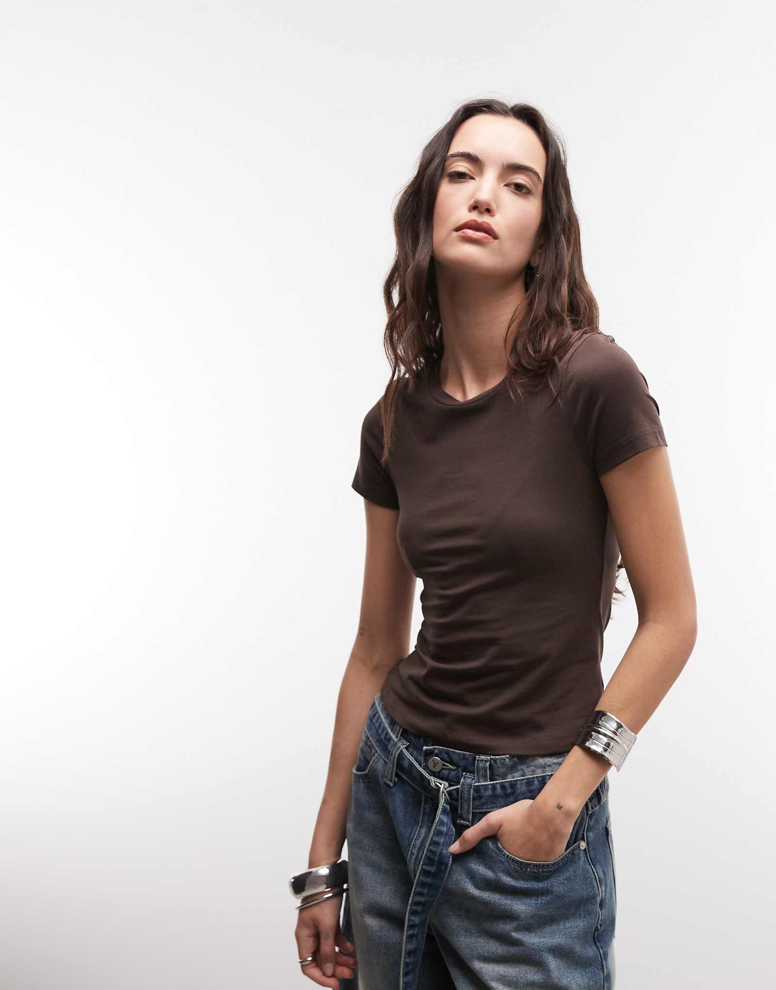 Monki slim fit T-shirt in dark brown dark brown 3390₽